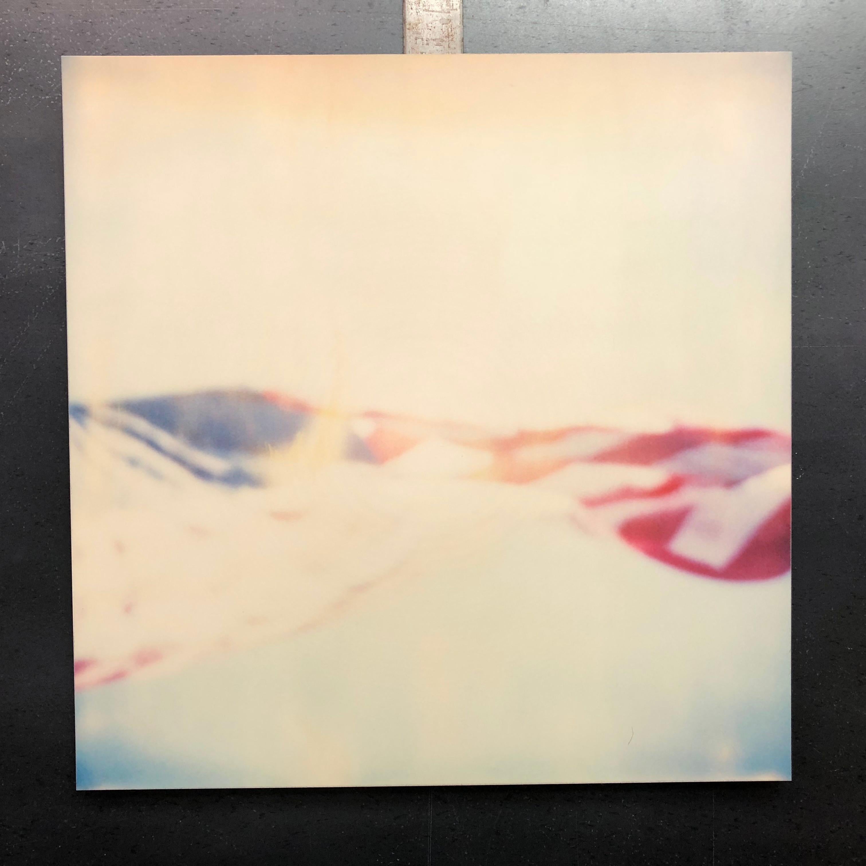 Colores primarios - Contemporáneo, Abstracto, Paisaje, EE.UU., Polaroid, Bandera - Color Photograph Gris de Stefanie Schneider