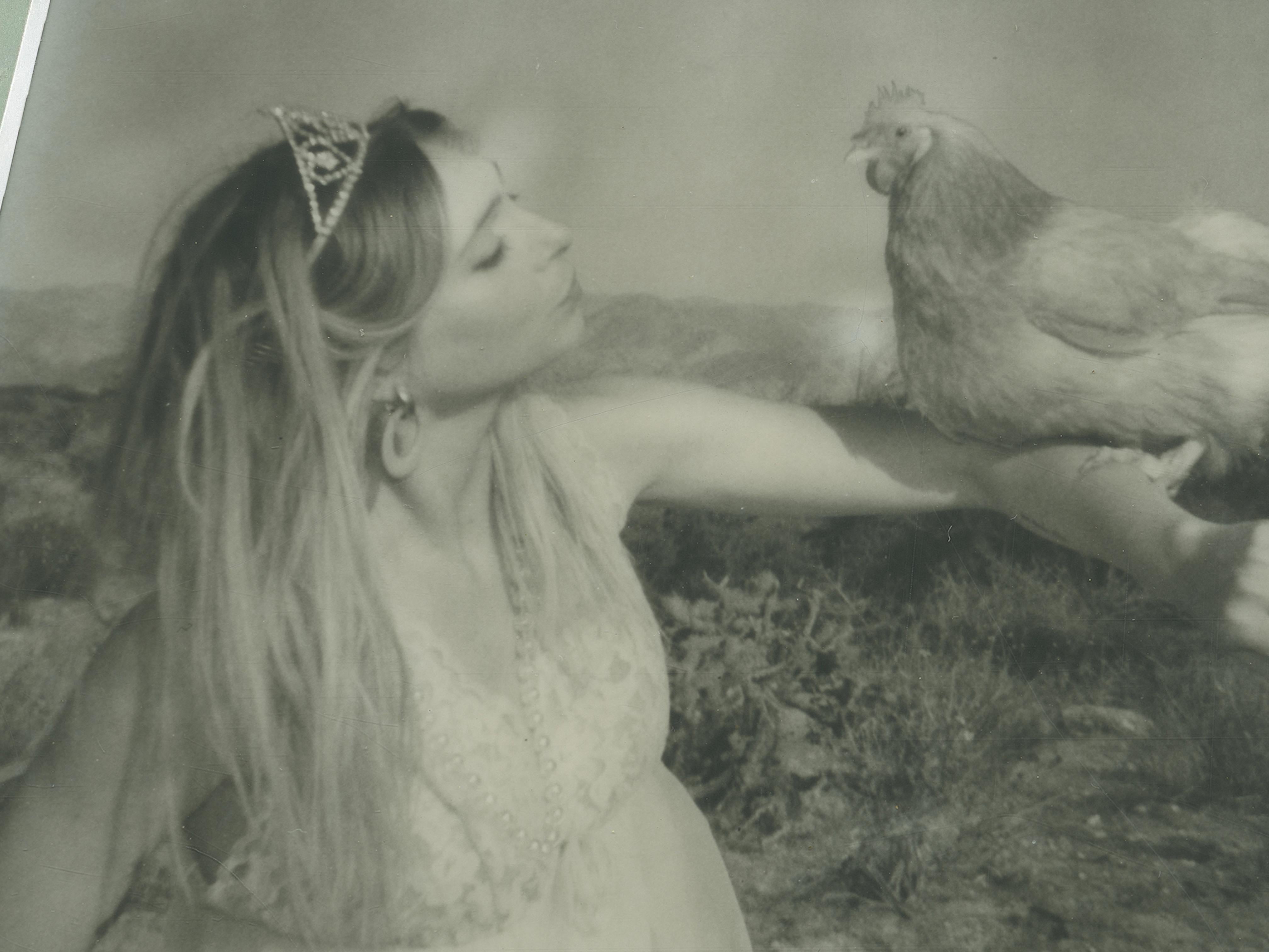 Kiss Princess Kiss (Chicks and Chicks and sometimes Cocks) - Gris Black and White Photograph par Stefanie Schneider