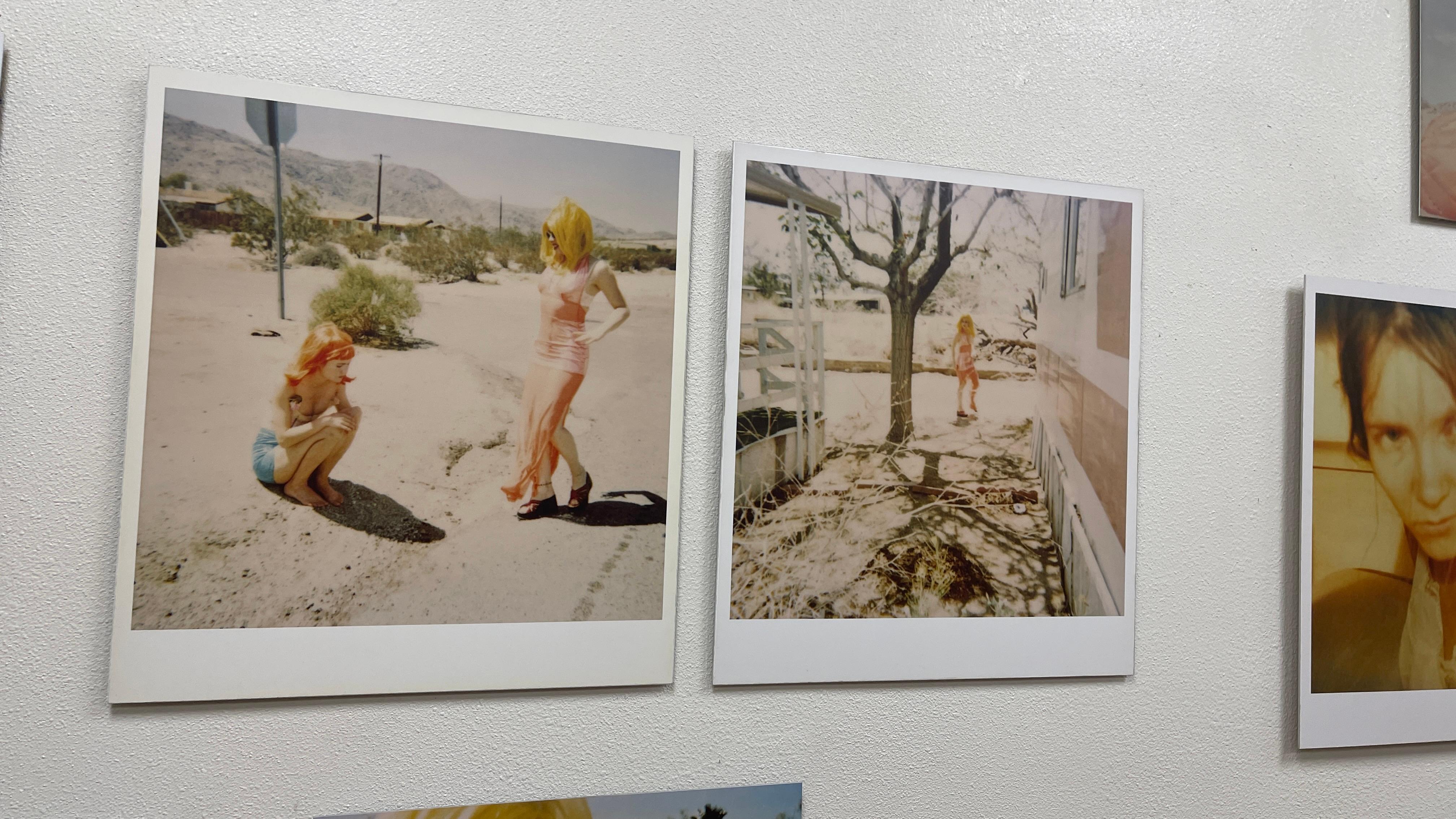 Radha und Max on Dirt Road (29 Palms, CA) – analog, Polaroid, zeitgenössisch – Photograph von Stefanie Schneider