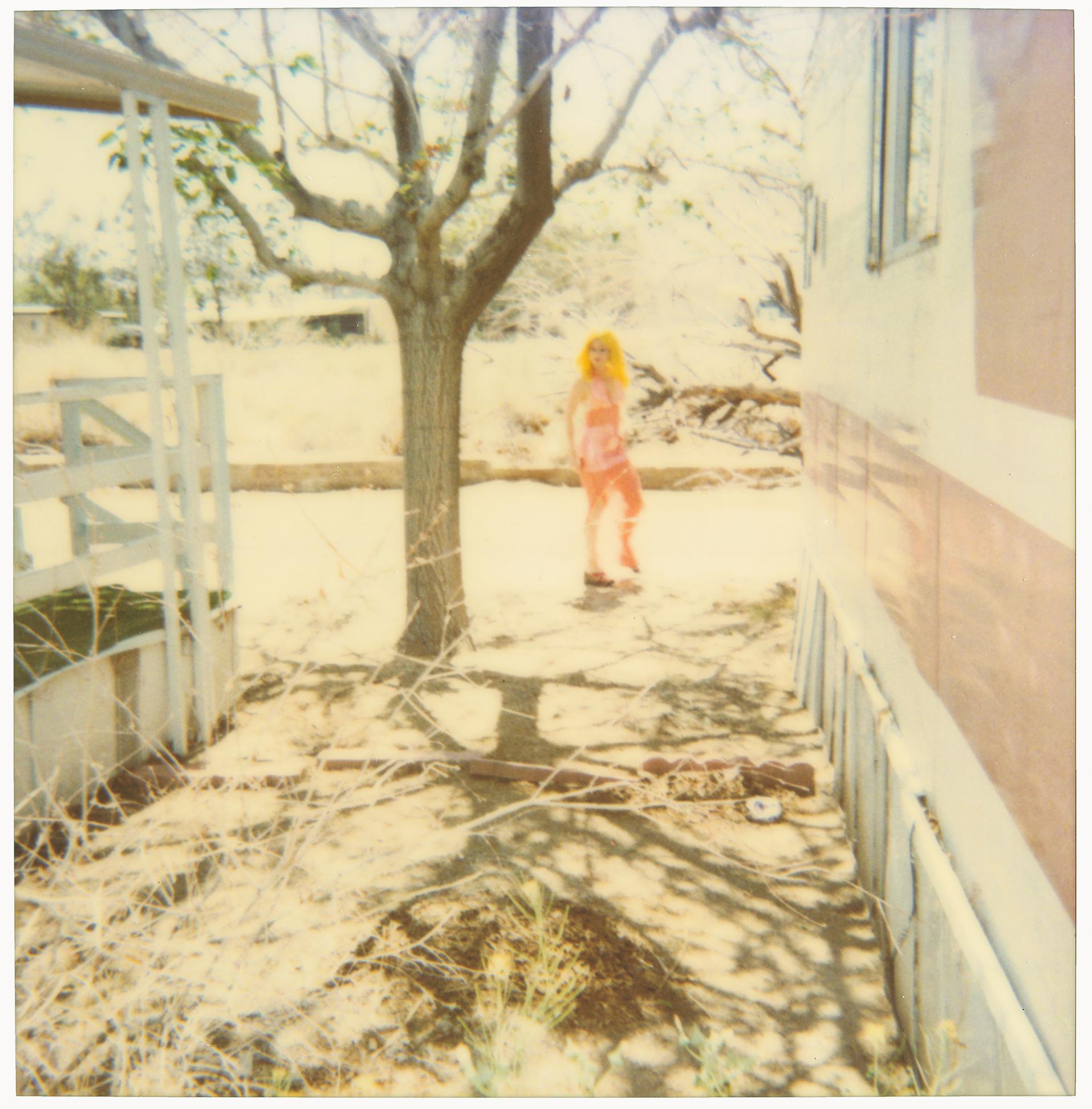 Radha and Max on Dirt Road (29 Palms, CA) - analogue, Polaroid, contemporain - Contemporain Photograph par Stefanie Schneider