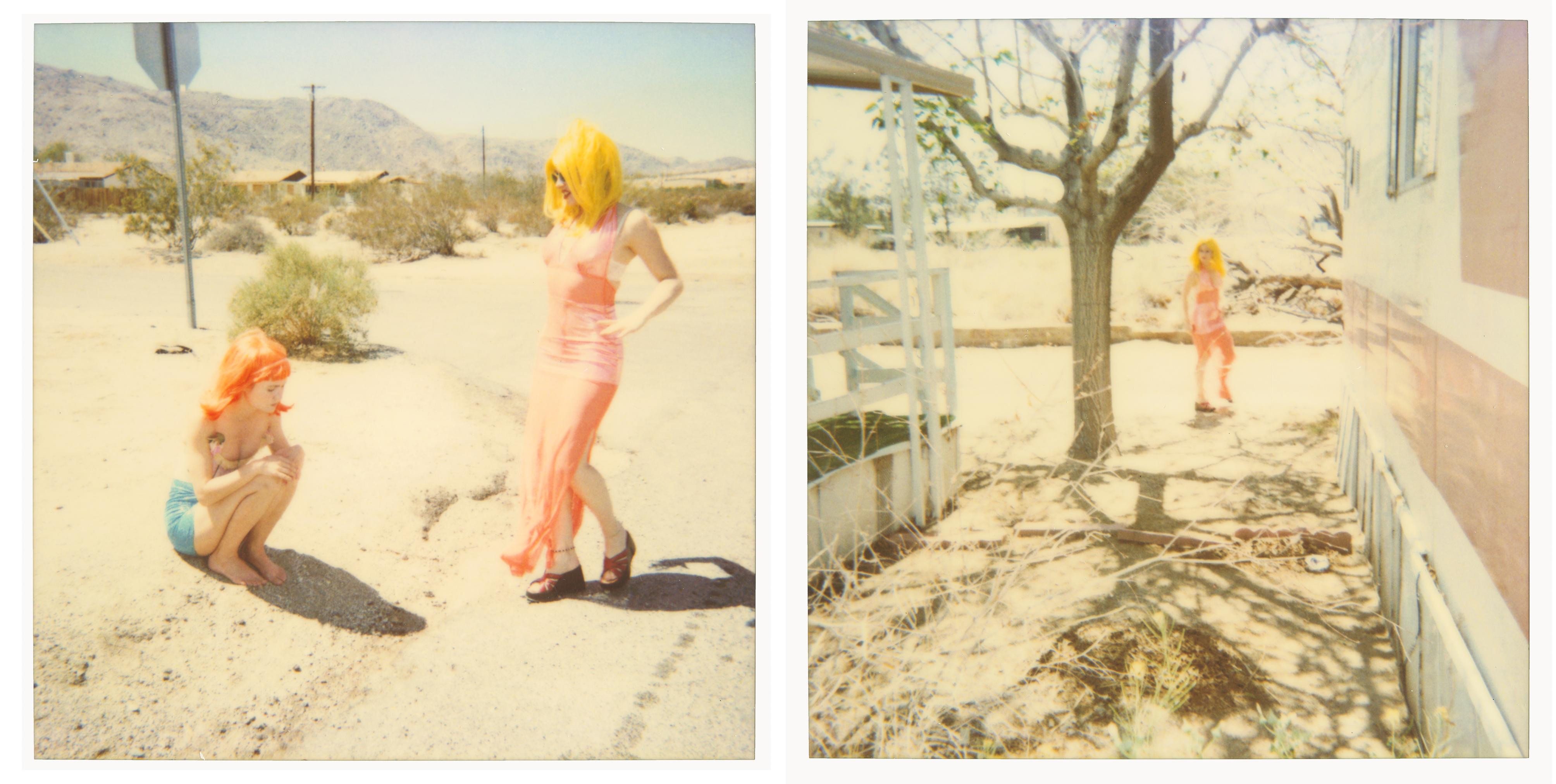 Stefanie Schneider Color Photograph – Radha und Max an Dirt Road (29 Palms, CA) – analog, Polaroid, zeitgenössisch