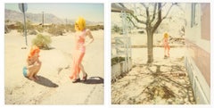Radha und Max an Dirt Road (29 Palms, CA) – analog, Polaroid, zeitgenössisch