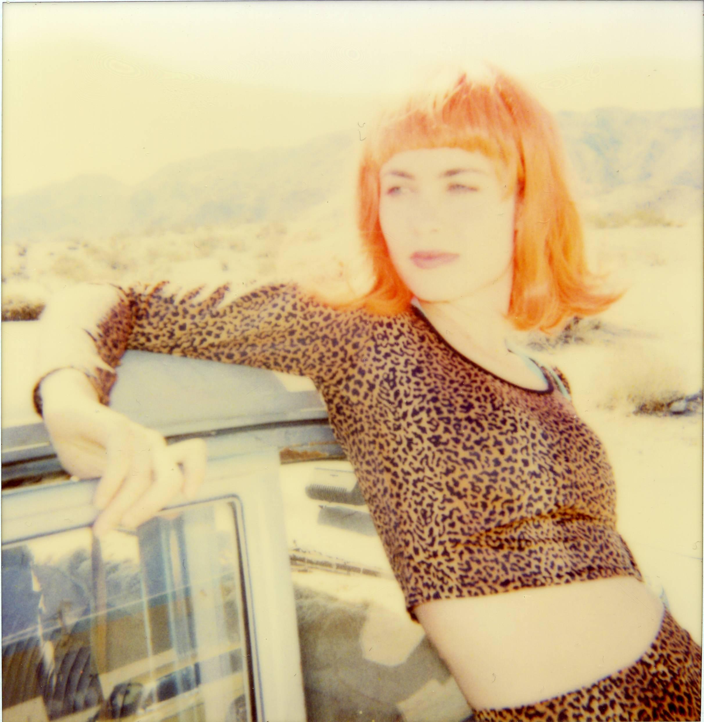 Color Photograph de Stefanie Schneider - Radha Vestido de leopardo II (29 Palms, CA) -Siglo XXI, Polaroid, Figurativo, Mujer