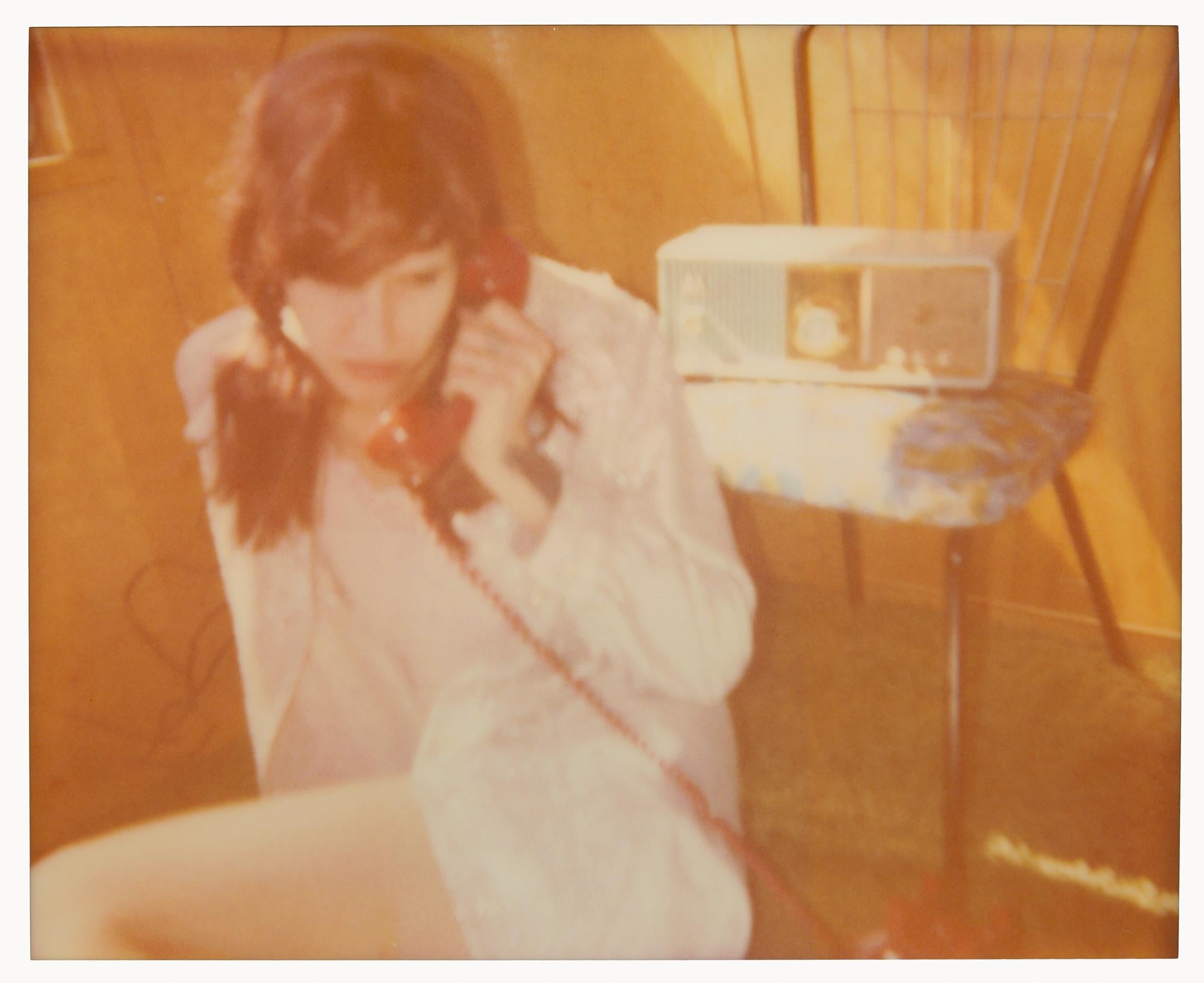 Radio Caller (La fille derrière la clôture de picket blanche) - Contemporain Photograph par Stefanie Schneider