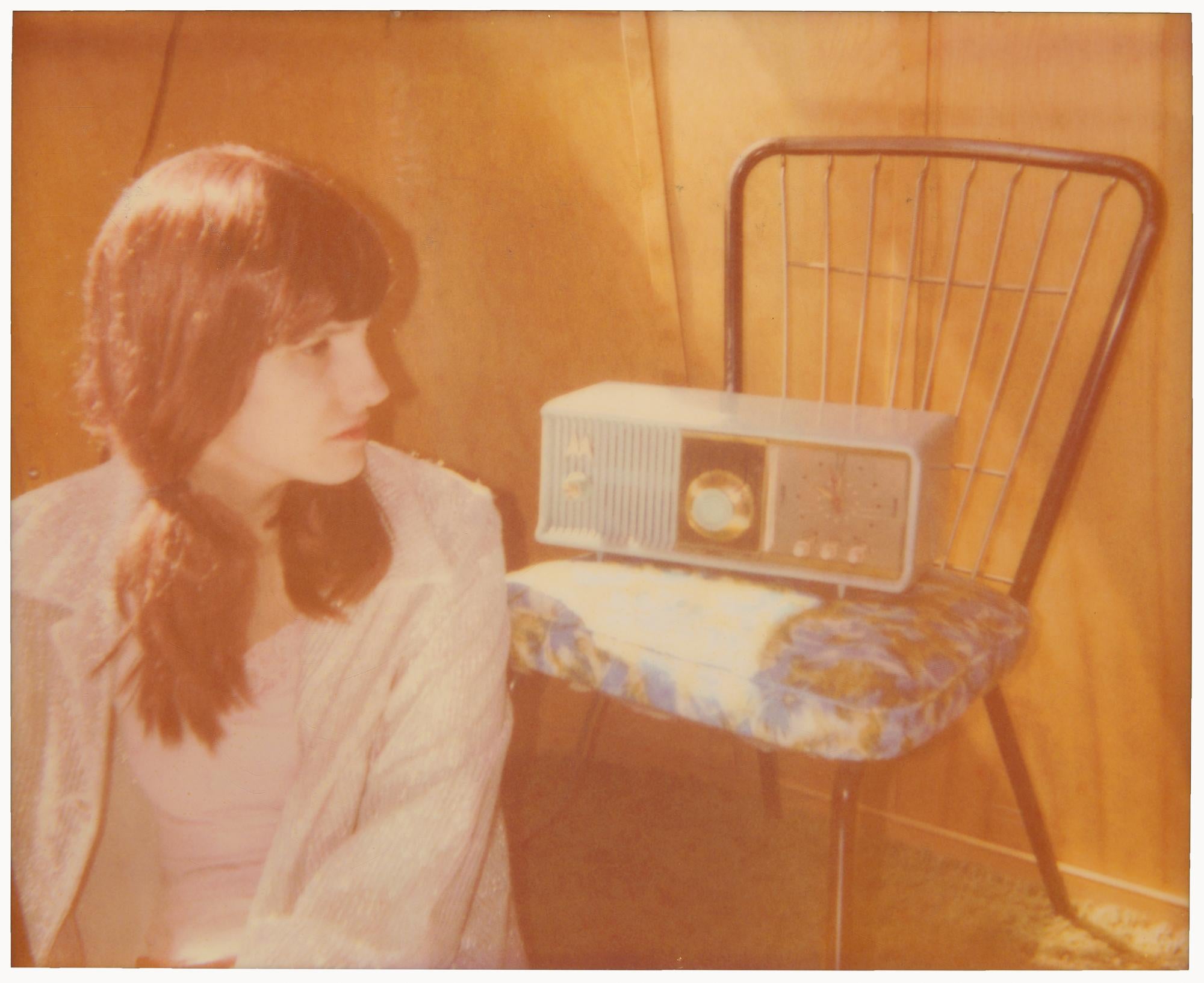 Stefanie Schneider Color Photograph – Radio Hour (Das Mädchen hinter dem weißen Picket-Fence)