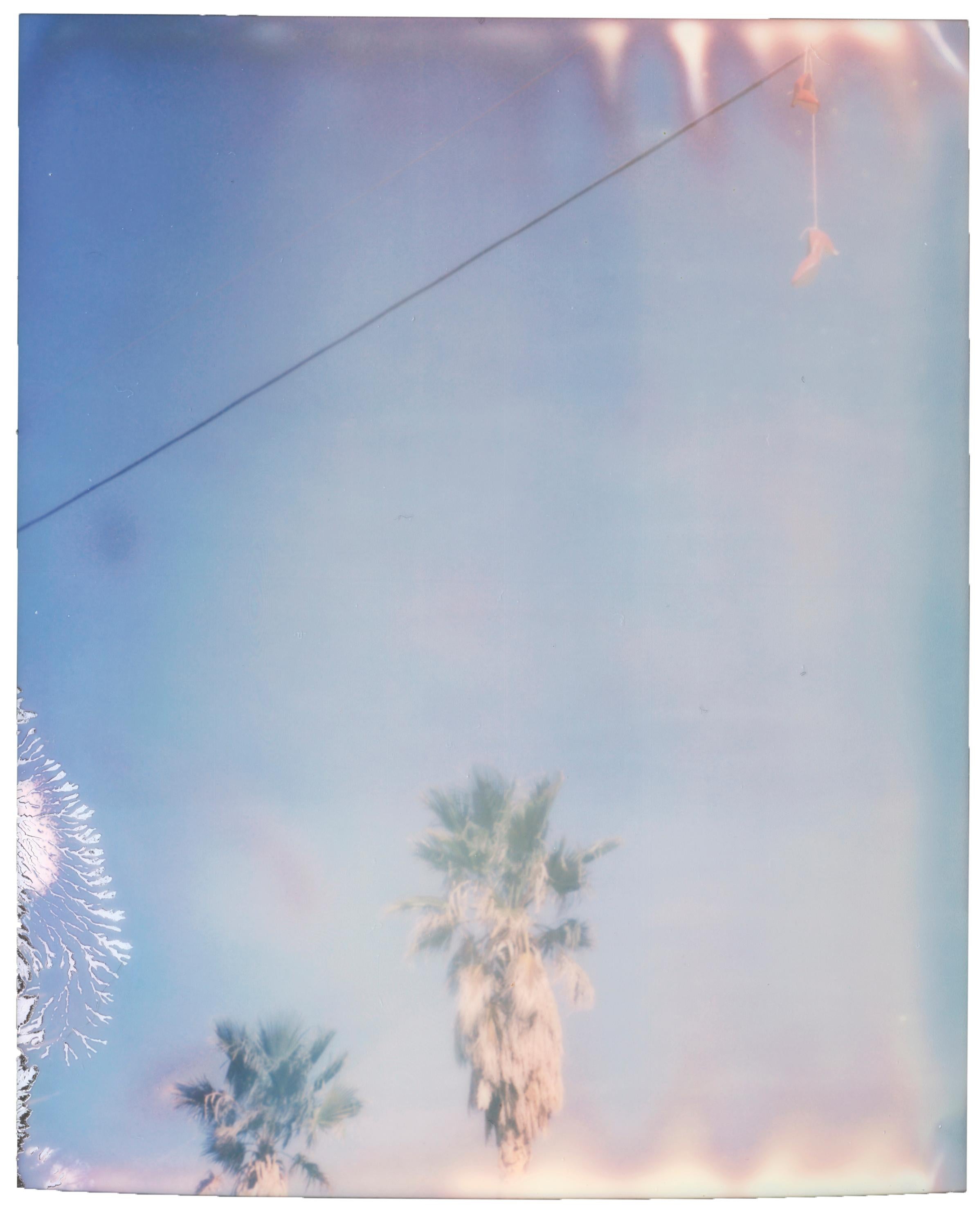 Stefanie Schneider Landscape Photograph – Rote Schuhe baumelnd (29 Palms, CA) - 21. Jahrhundert, Polaroid, Contemporary