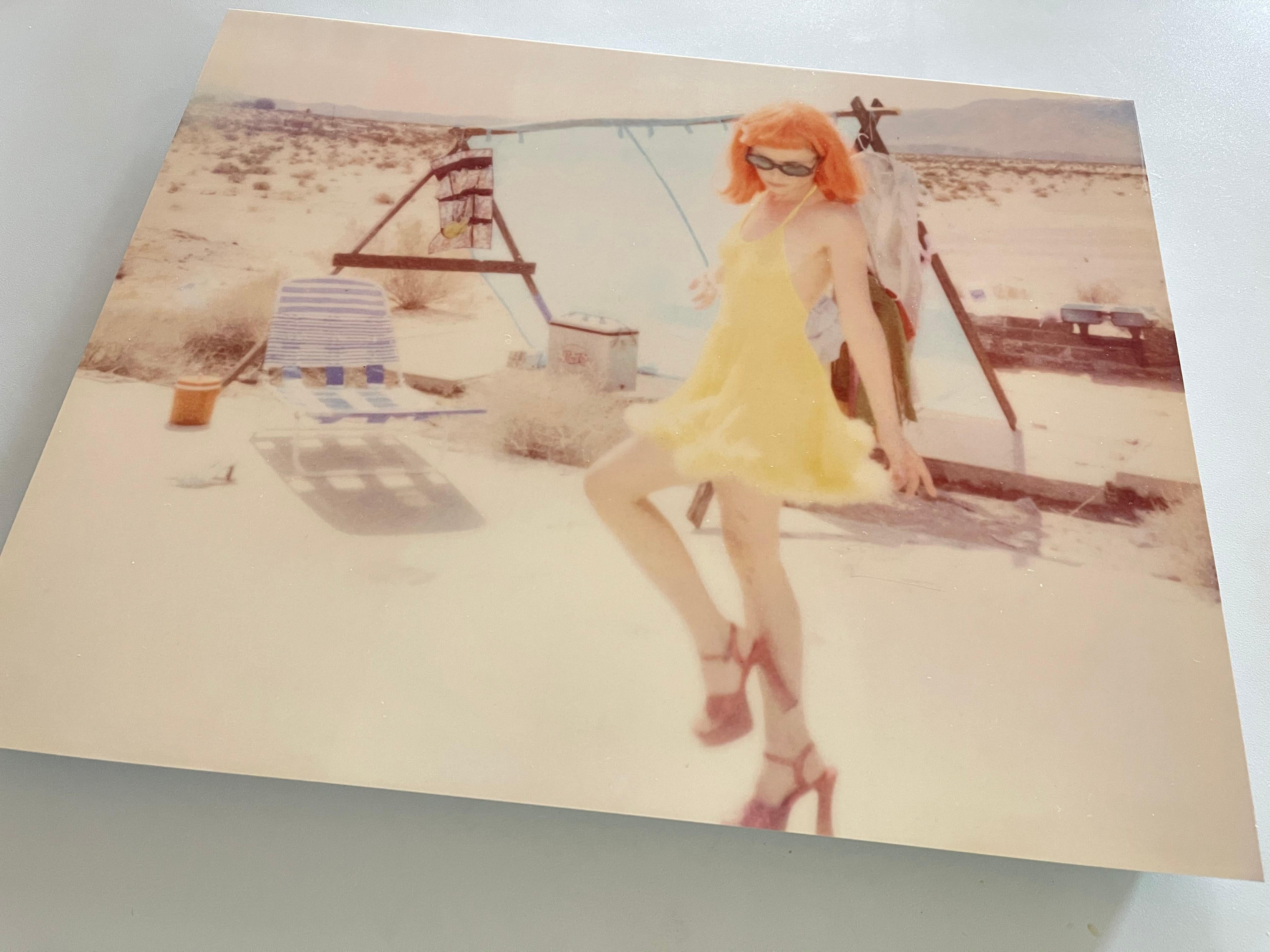 Rote Schuhe (Stage of Consciousness) mit Radha Mitchell in der Hauptrolle - 40x50cm, montiert (Beige), Color Photograph, von Stefanie Schneider