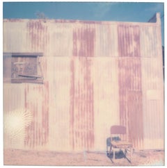 Red striped Shack (American Depression) - Contemporain, Polaroïd, Paysage