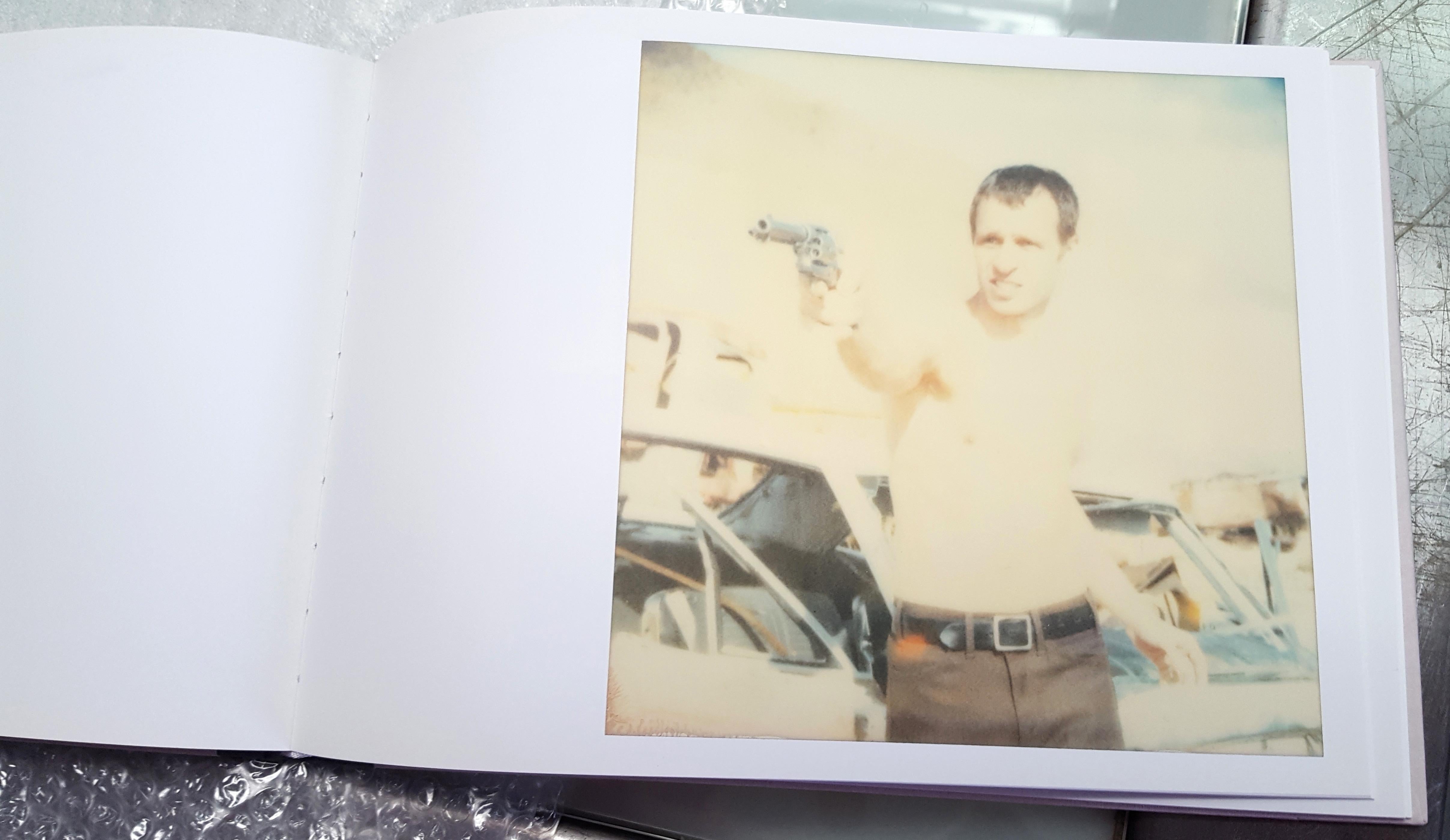 Nachladen! - Ich habe meine Meinung geändert (Wastelands) - 2003

Ausgabe 2/5, 
57x56cm,
Analoger C-Print, handgedruckt von der Künstlerin auf Fuji Crystal Archive Papier,
basierend auf dem Polaroid, Künstlerinventarnummer 1173.02,
Montiert auf