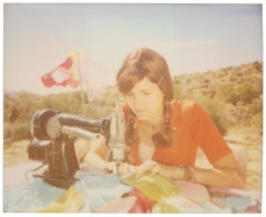 Rendre des souvenirs (La fille derrière la clôture de picket blanche) - Polaroid, portrait