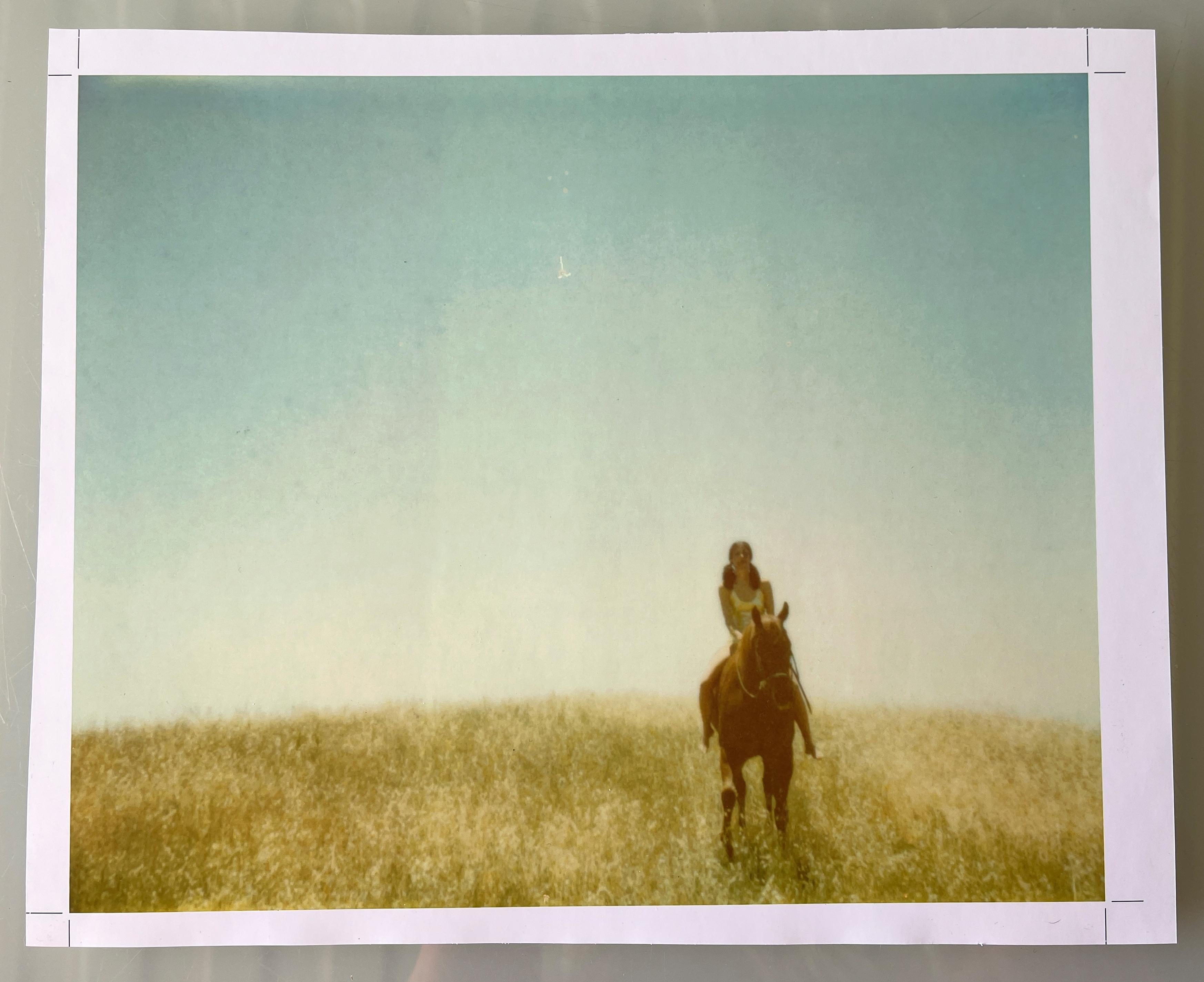 Landscape Photograph di Stefanie Schneider - Il sogno di Renée (Days of Heaven), n. 1 - Contemporaneo, Polaroid, Cavallo, Donne