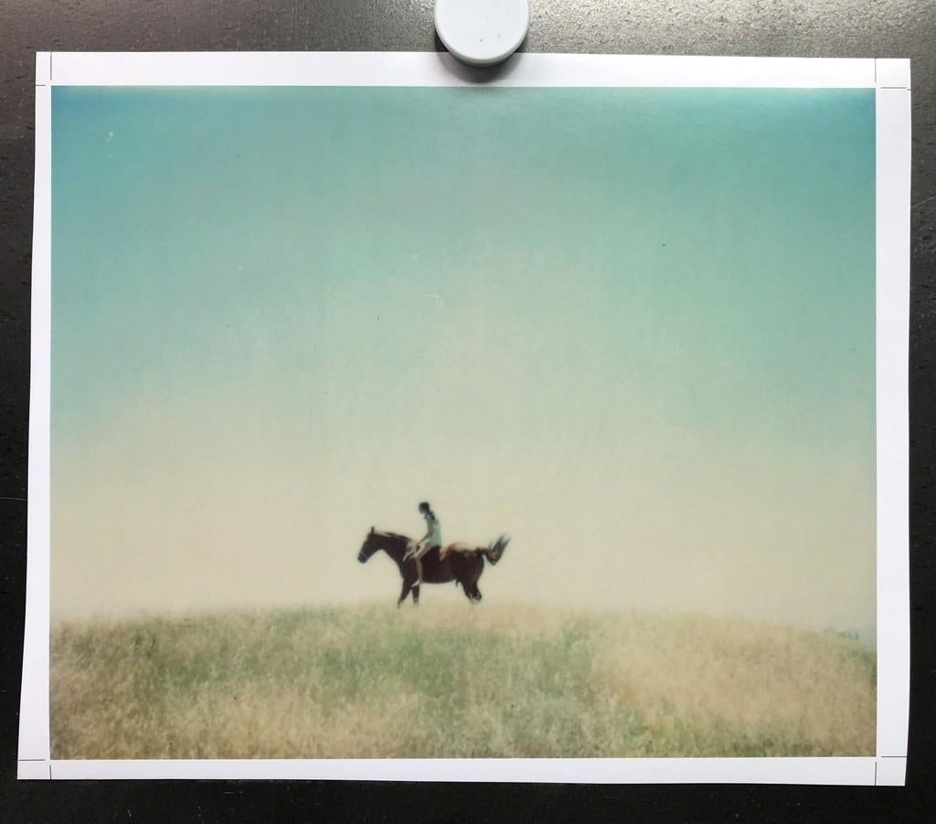 Stefanie Schneider Landscape Photograph – Renée''s Dream (Days of Heaven), Nr. 7 - Zeitgenössisch, Polaroid, Pferd, Frauen