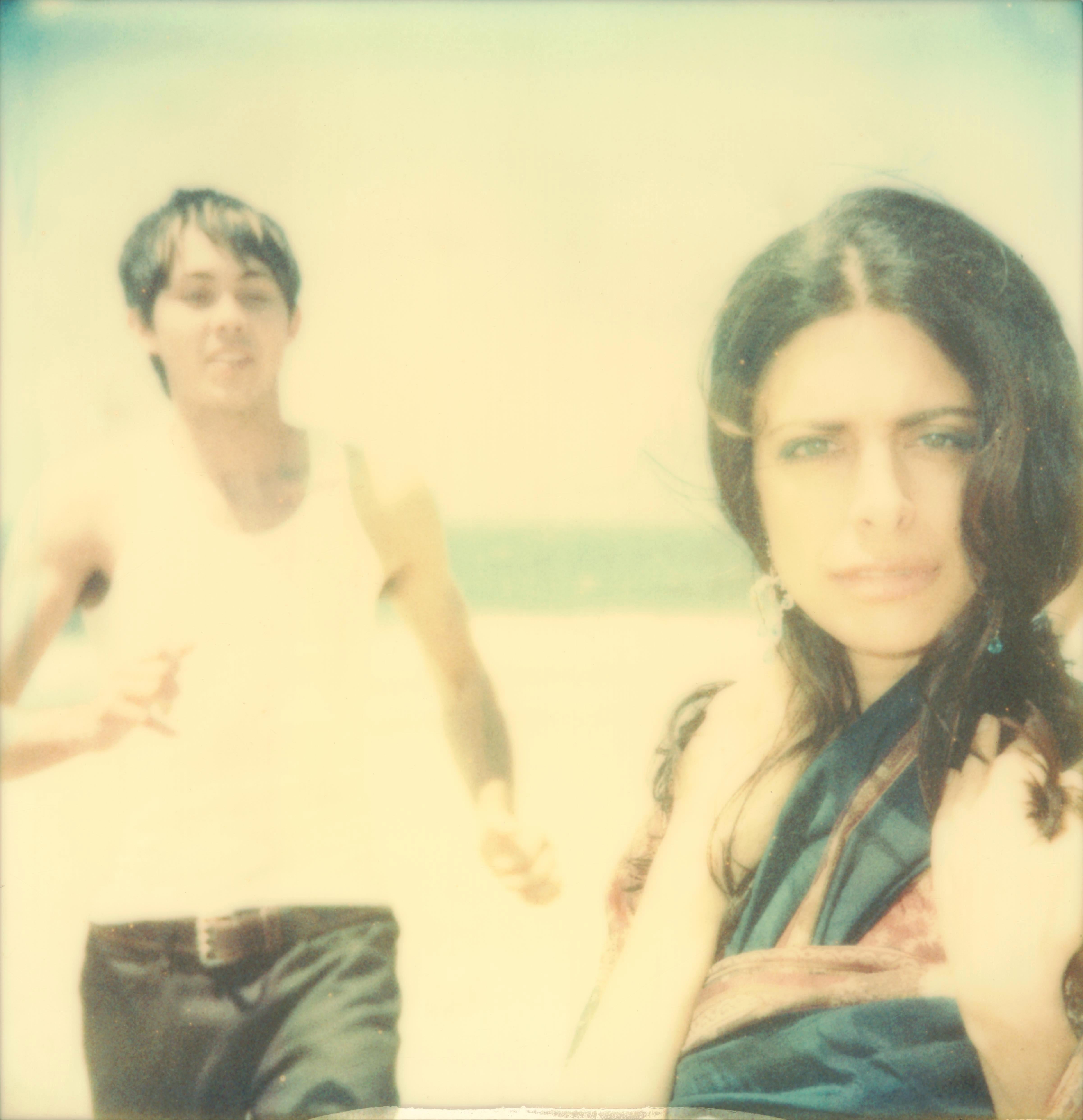 Color Photograph di Stefanie Schneider - Il sogno di Renée - Jules e Jim II - 29 Palms, CA