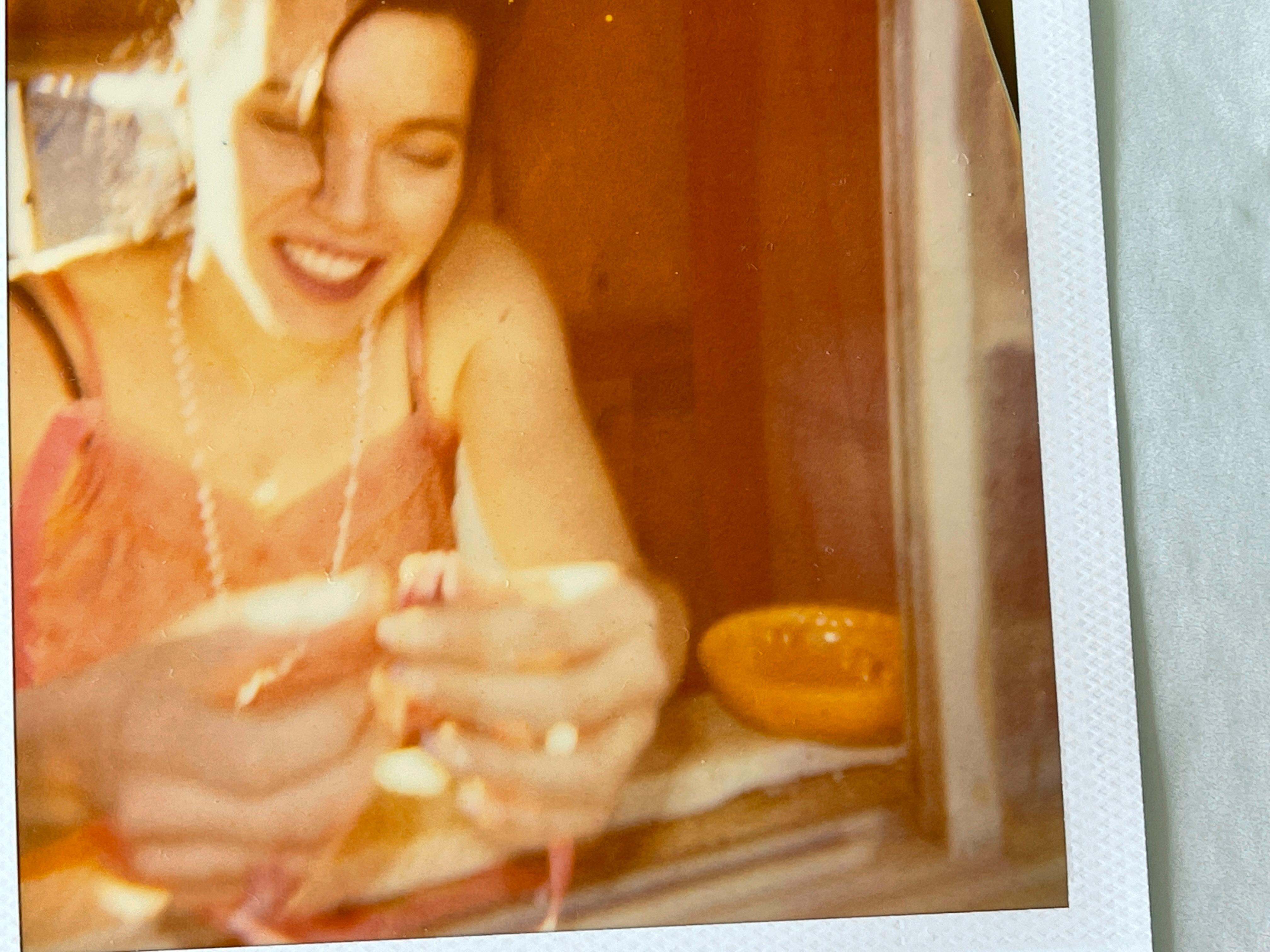 Romina, la dame aux tickets (29 Palms, CA) - 2008

Polaroid - Pièce unique 1/1, 
8,8 x 7,5 cm (zone d'image)
10,6 x 8,6 cm ( y compris le cadre blanc du Polaroïd). 
Inv. d'artiste #24123. 
Signé sur le devant. 
Non monté. 

Les situations