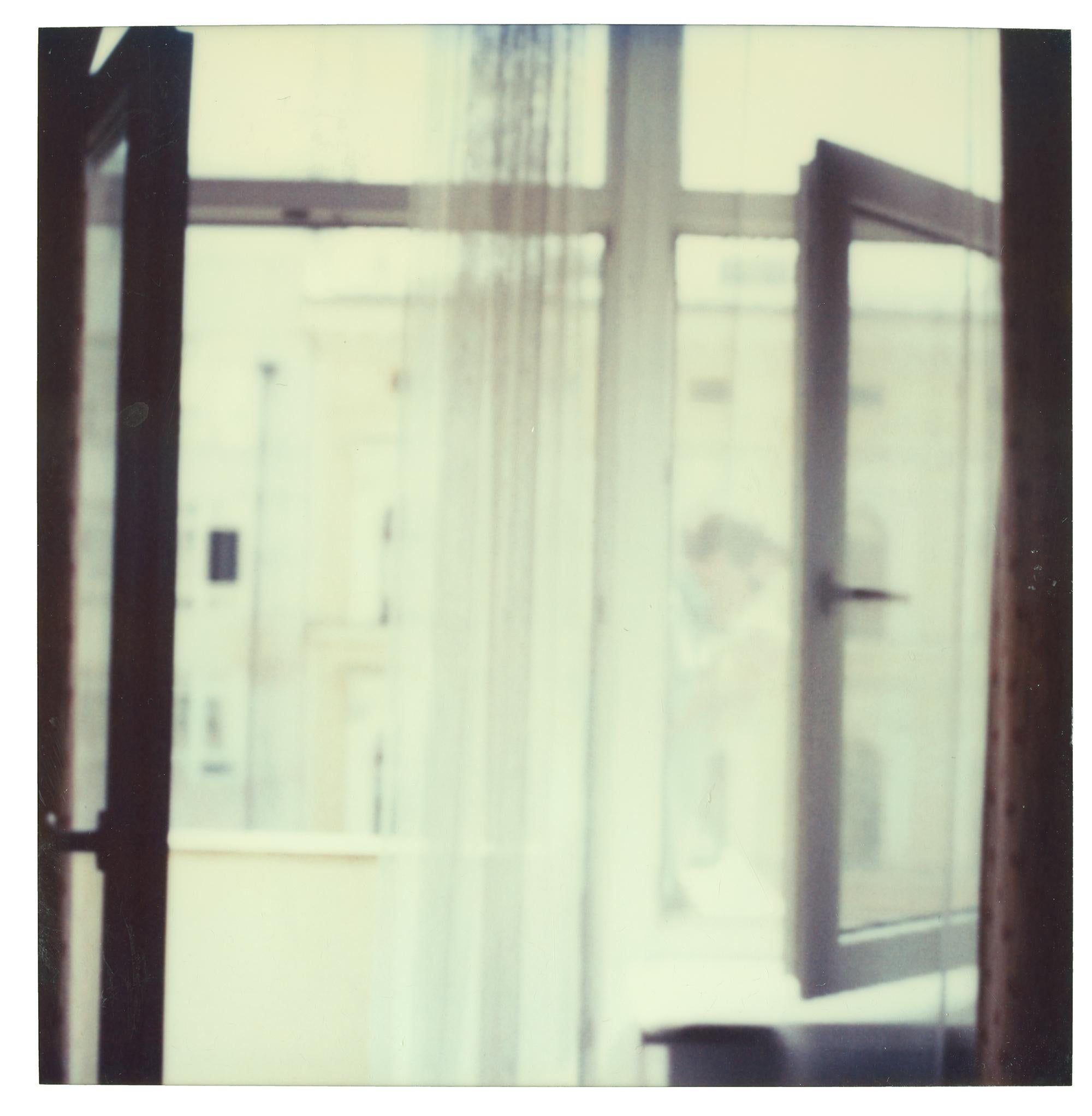 Color Photograph Stefanie Schneider - La chambre n° 503, III - Un étrange amour