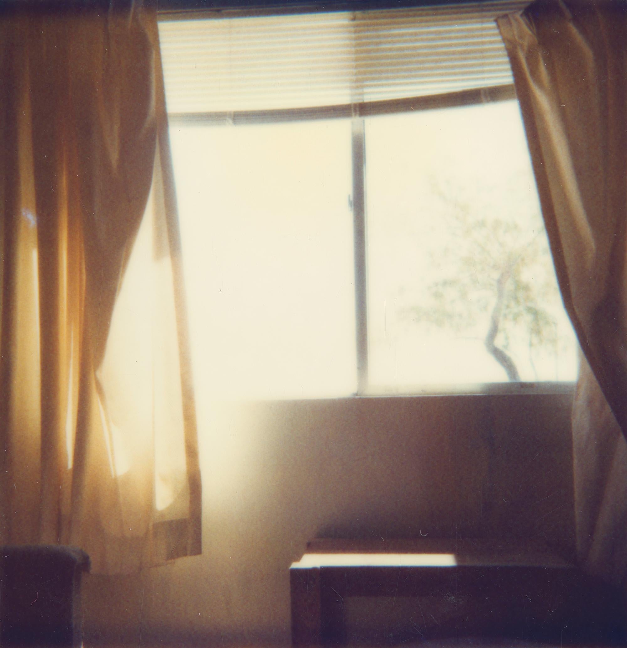 Stefanie Schneider Portrait Photograph – Room With A View (29 Palms, CA) - Polaroid, Contemporary