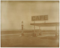 Das Cafe von Roy's (Kalifornien Badlands) - Zeitgenössisch, Polaroid, Landschaft