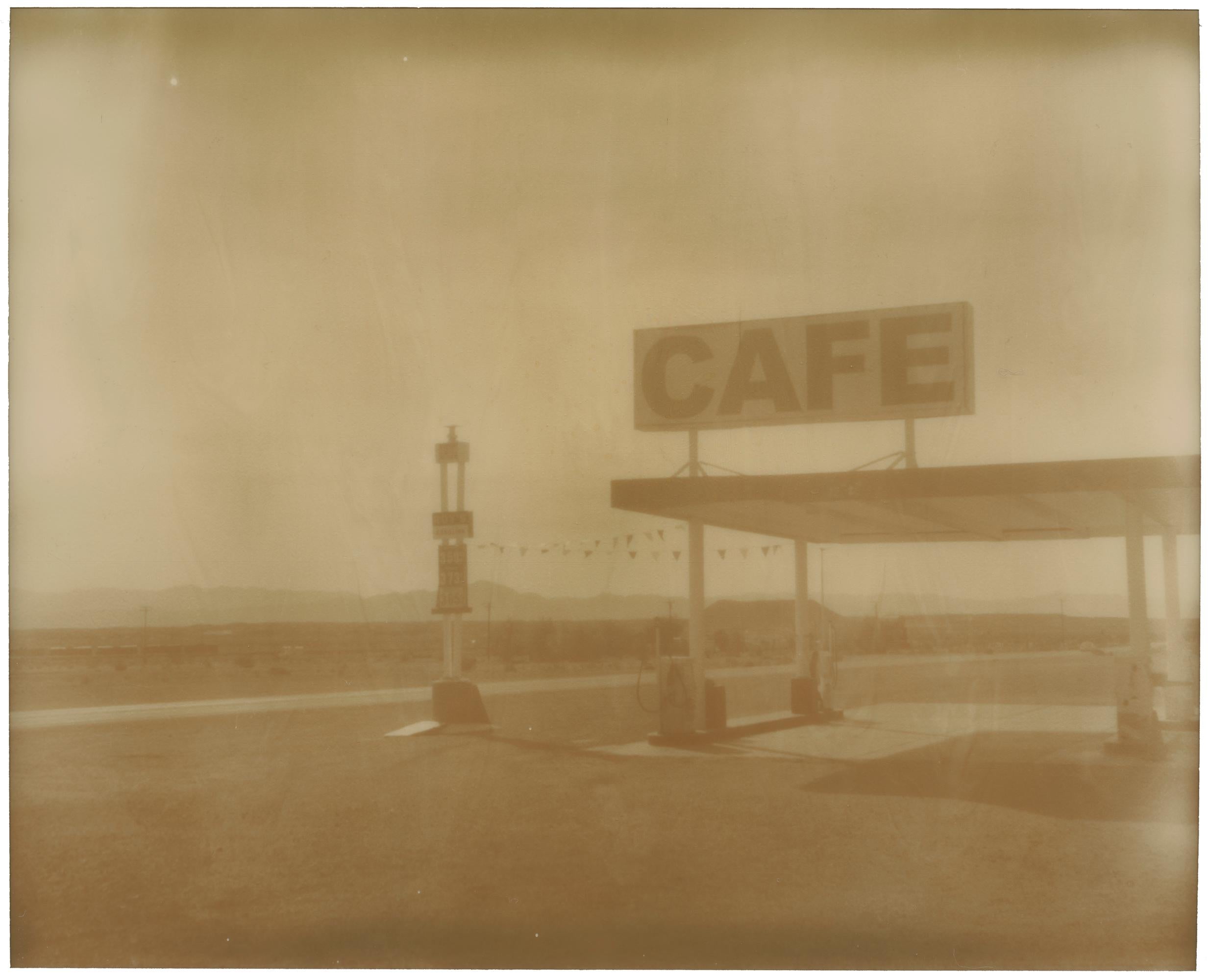 Black and White Photograph di Stefanie Schneider - Roy's Cafe (California Badlands) - Contemporanea, Polaroid, Paesaggio