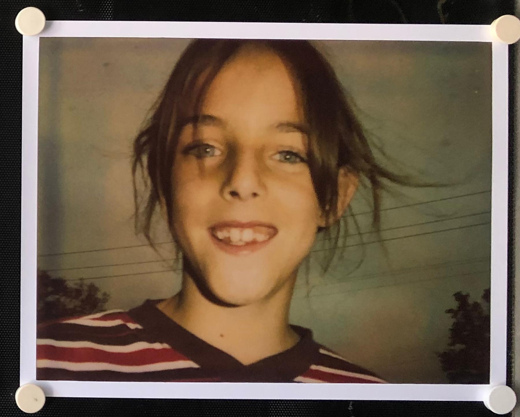 Rubin (Kalifornienblauer Raumteiler) (Braun), Color Photograph, von Stefanie Schneider