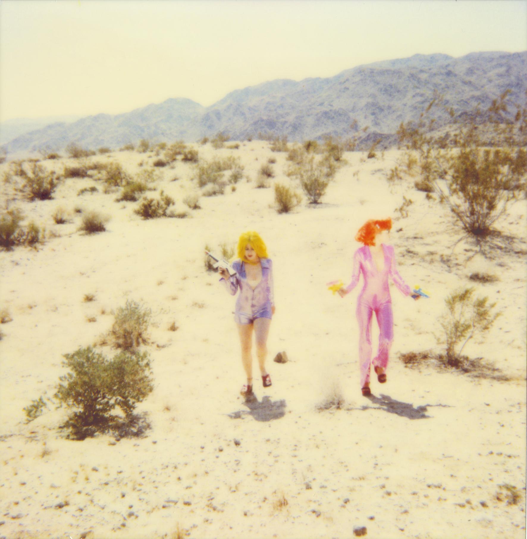Landscape Photograph di Stefanie Schneider - Correre con le armi (Long Way Home) analogico, ultima edizione