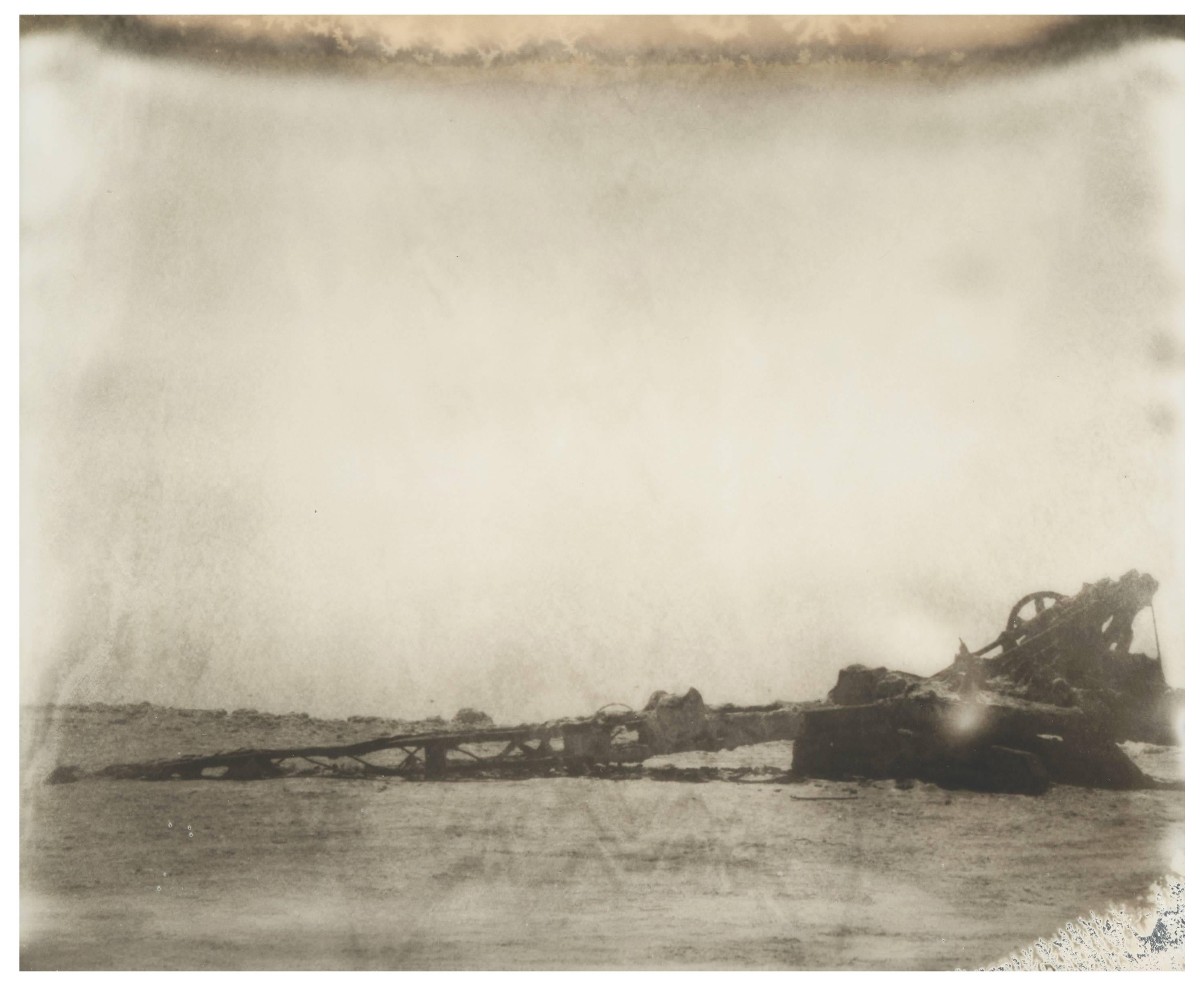 Black and White Photograph Stefanie Schneider - Destruction des mers de Salton I ( Badlands de Californie)
