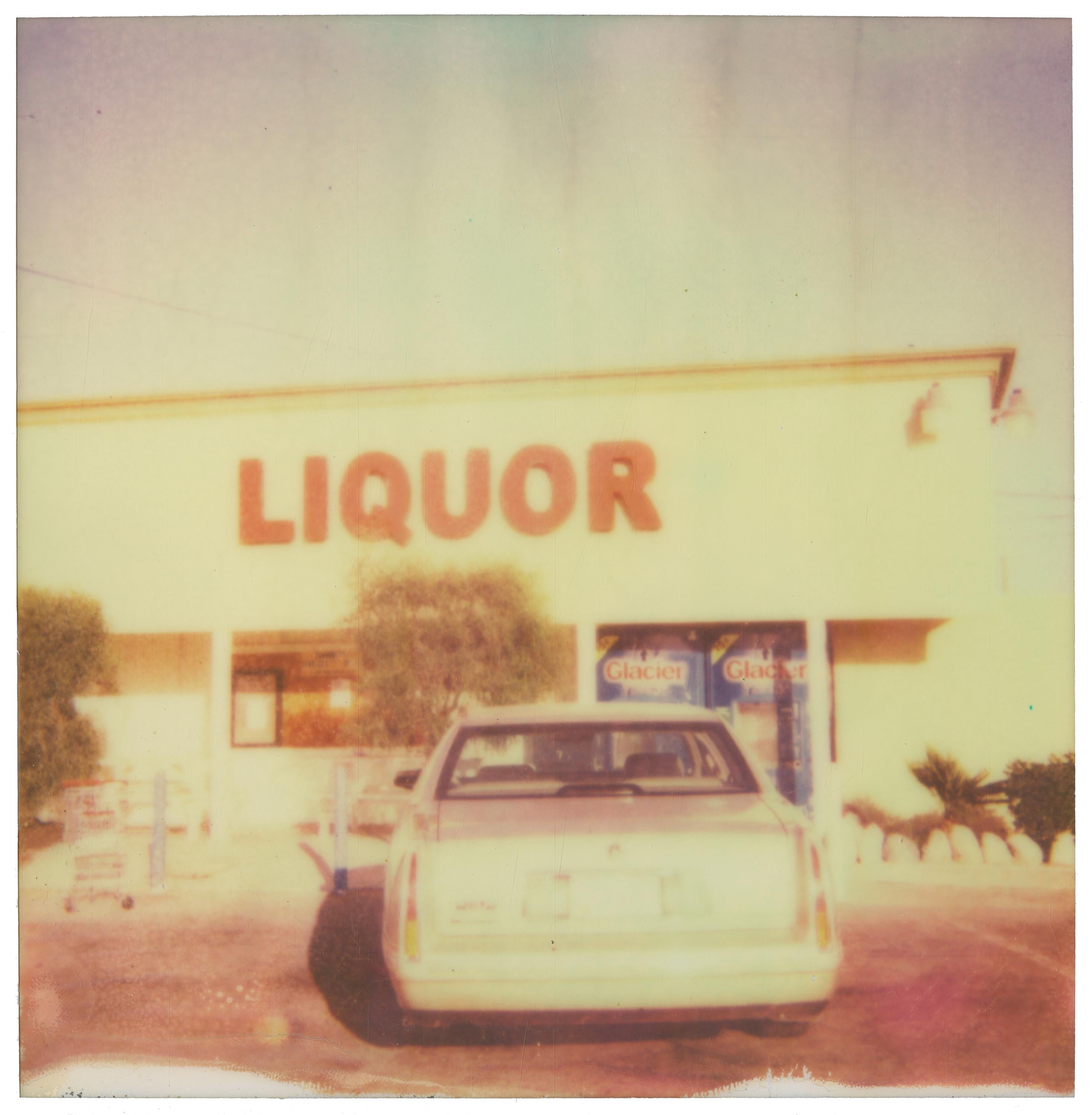 Stefanie Schneider Color Photograph – Salton Sea Liquor (Kalifornien Badlands)