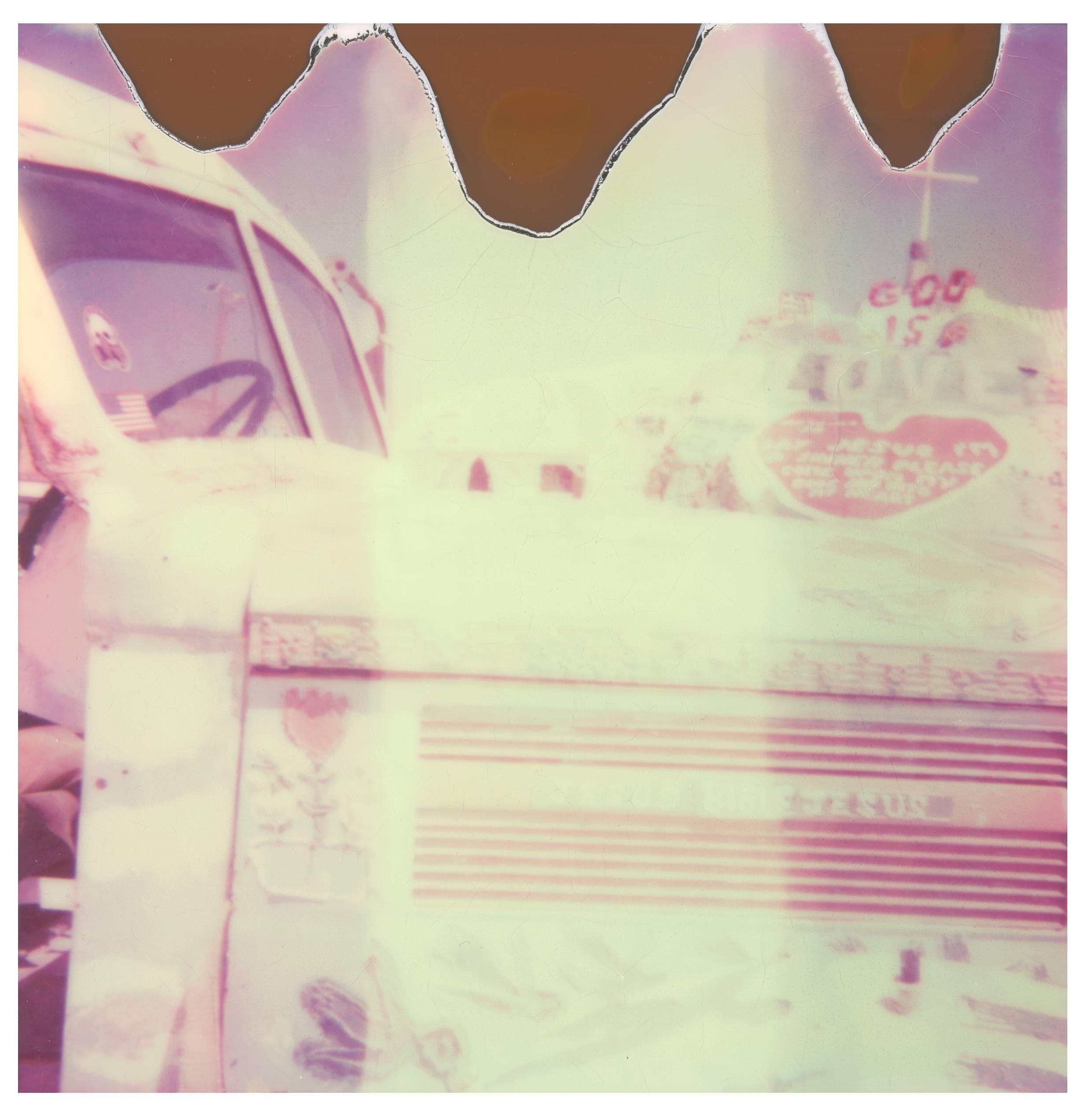 Landscape Photograph de Stefanie Schneider - Salvation Mountain I - Slab City (California Badlands) - Polaroid, Siglo XXI