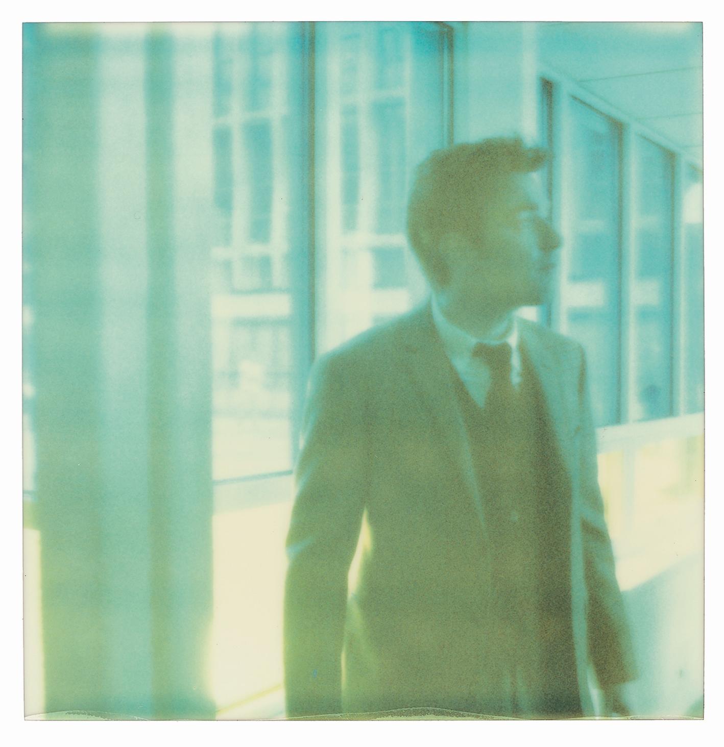 Color Photograph Stefanie Schneider - Sam, Interior Hospital avec Ewan McGregor, Contemporary, Polaroid