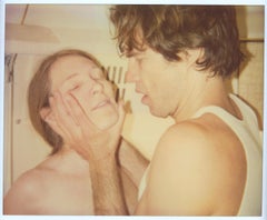 An He hält ihren Kopf (Sidewinder) - 21. Jahrhundert, Polaroid, Contemporary