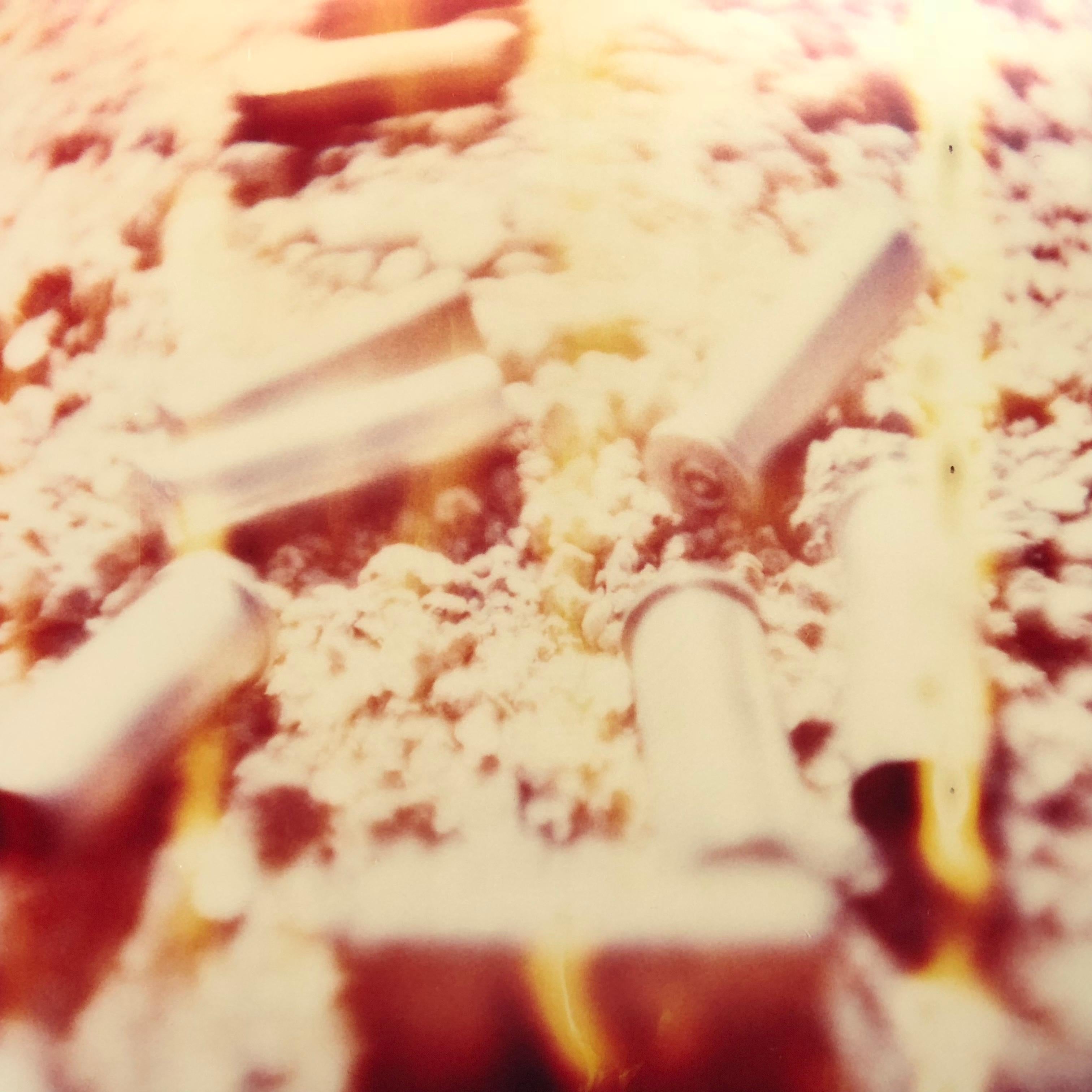Conchas e Impacto (Wastelands) Contemporáneo, Abstracto, Polaroid, Siglo XXI - Color Photograph Beige de Stefanie Schneider