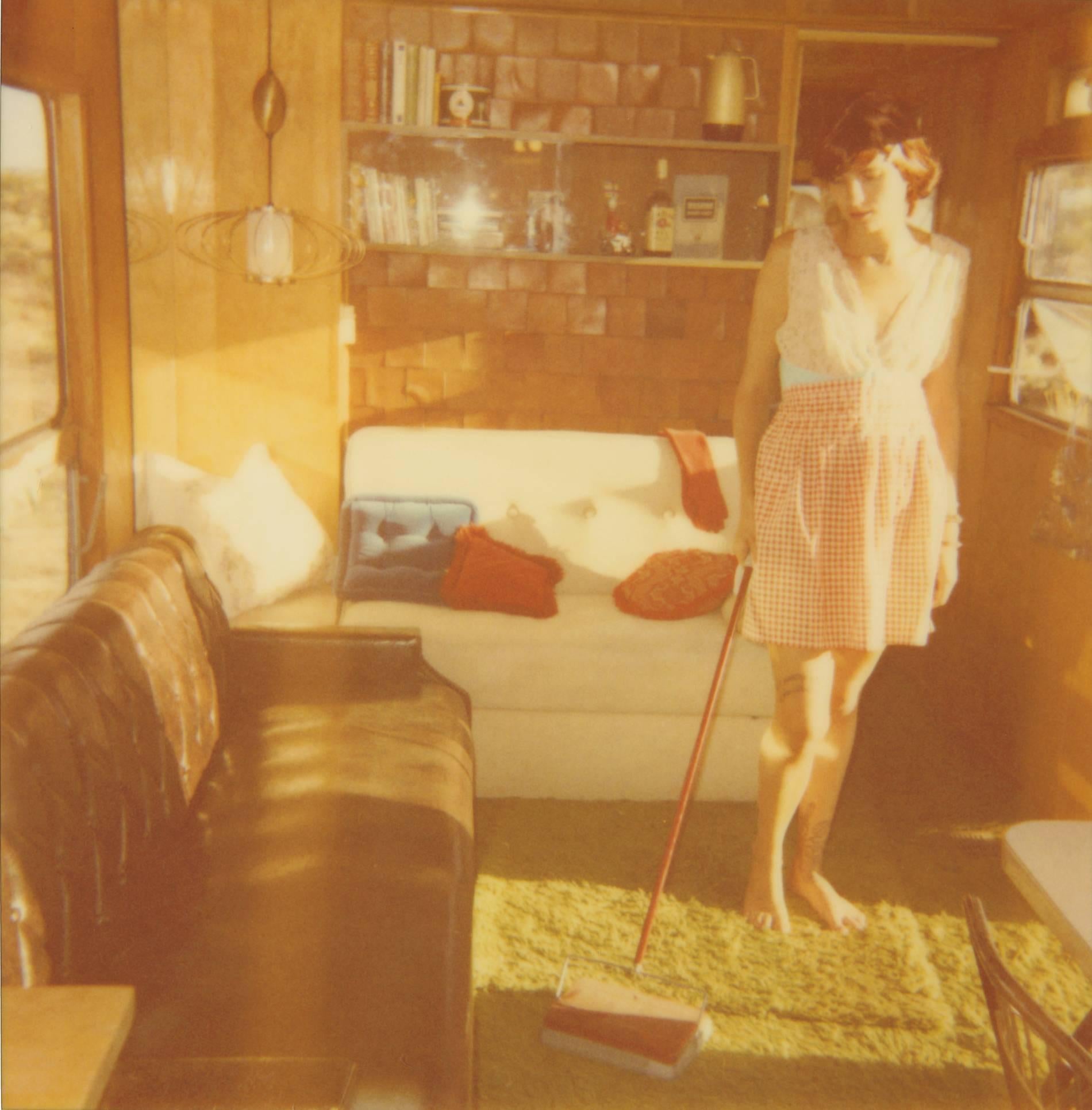 Color Photograph Stefanie Schneider - Sisyphe (La fille derrière la palissade blanche) - Polaroid, Contemporary