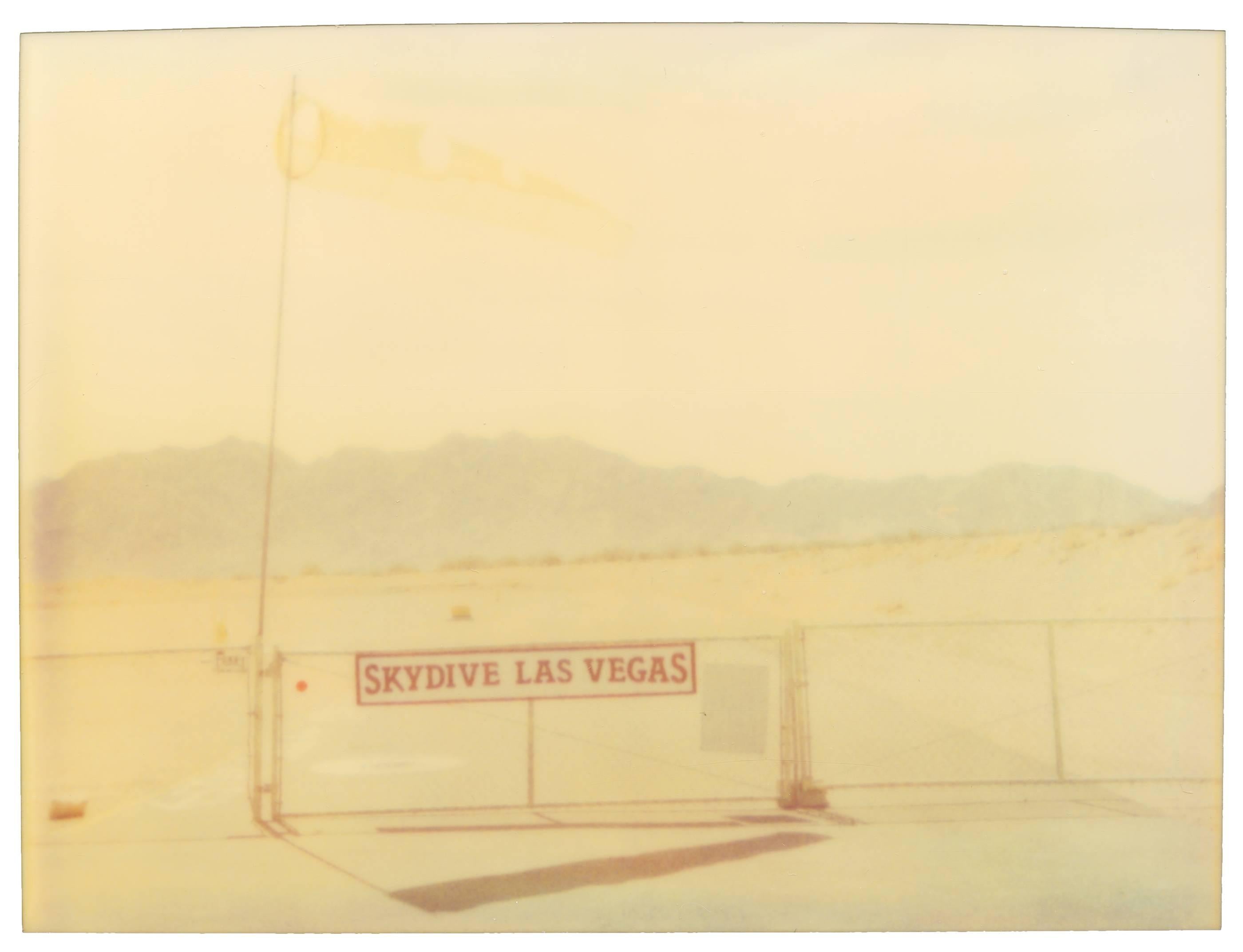 Stefanie Schneider Color Photograph – Skydive (Vegas) – Polaroid, analog, zeitgenössisch, 20. Jahrhundert, Landschaft