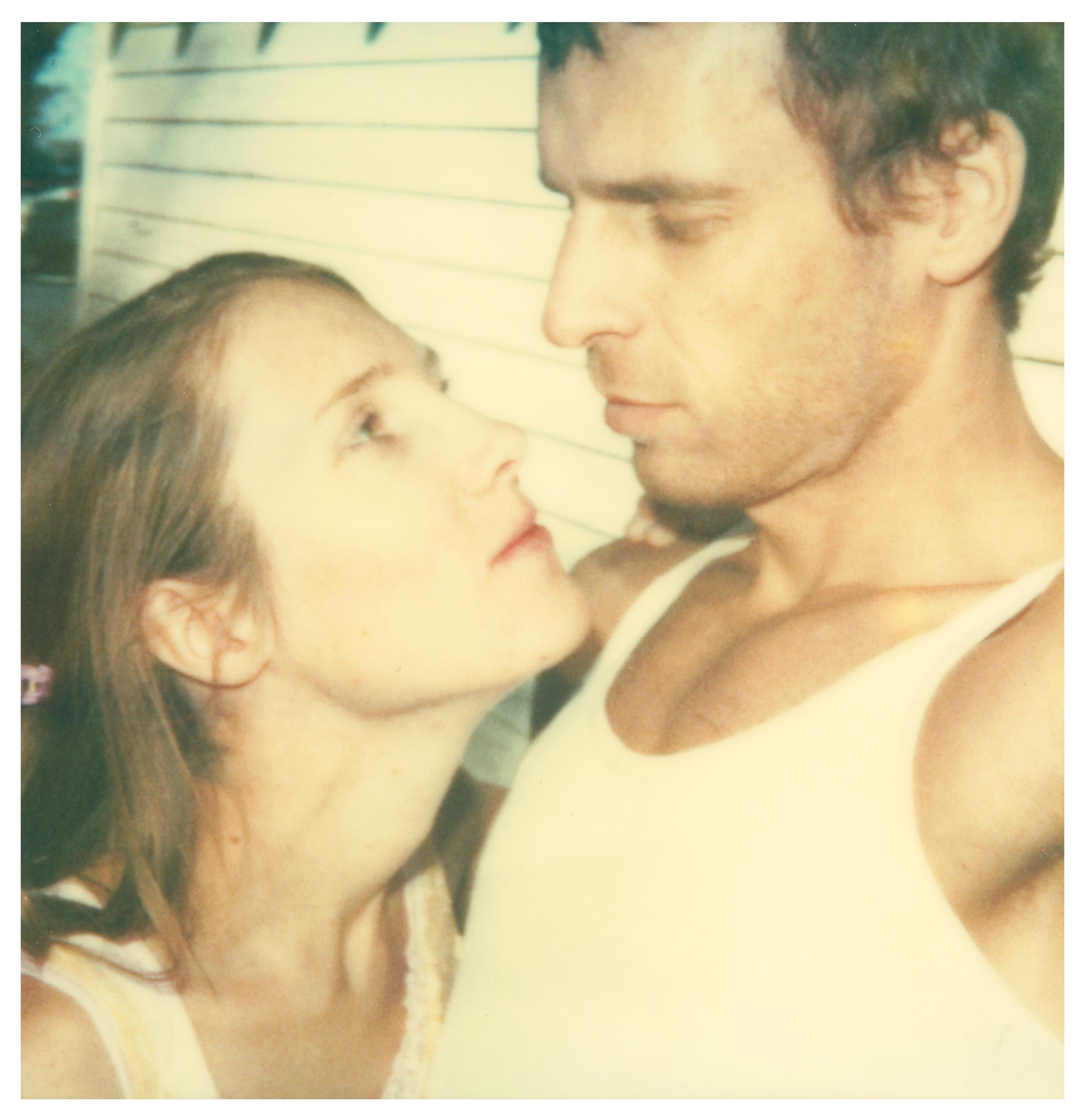 Stefanie Schneider Figurative Photograph – Love in Small Town - Zeitgenössisch, 21. Jahrhundert, Polaroid, Porträt, Farbe