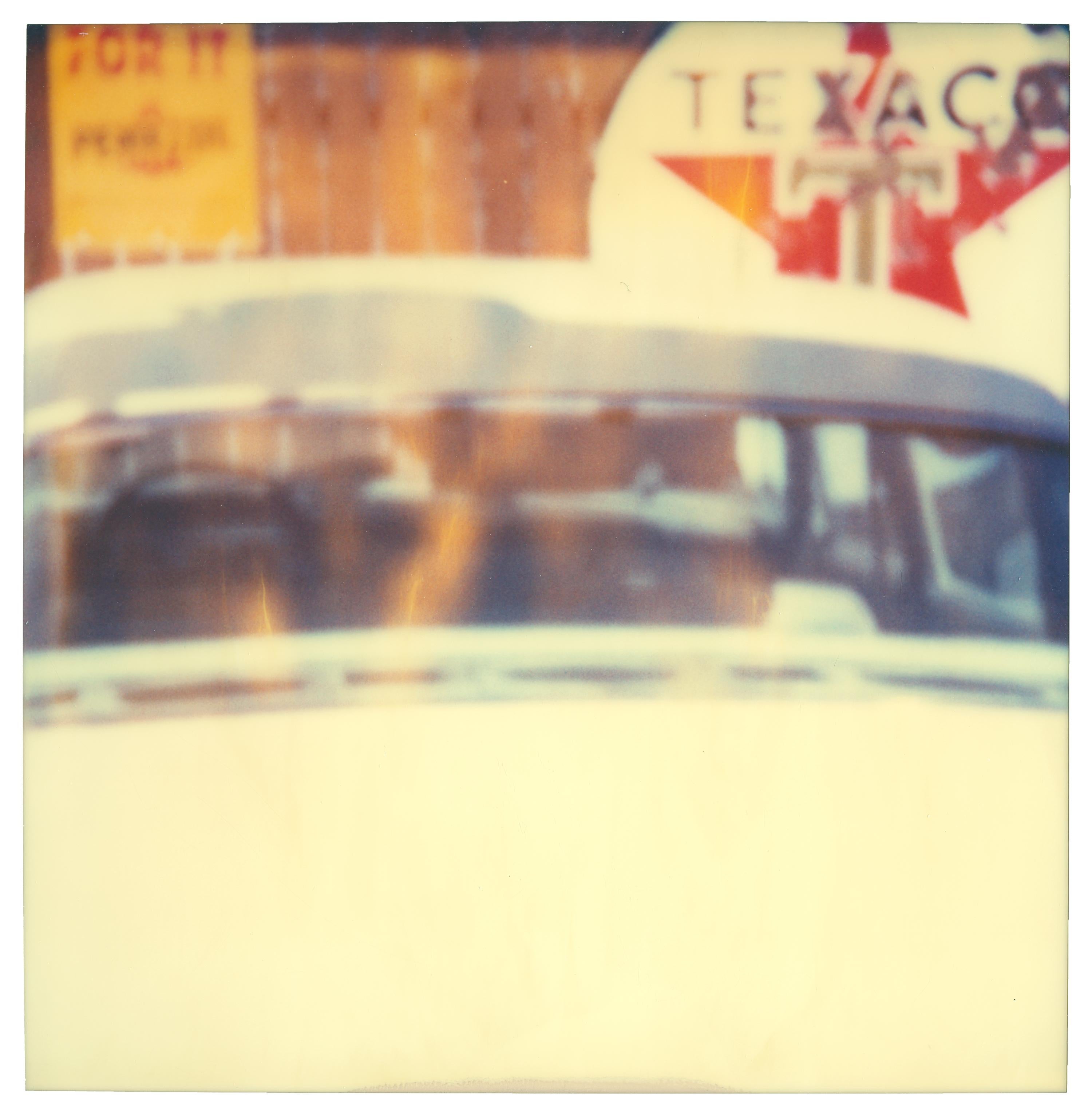 Color Photograph Stefanie Schneider - Townes (The Last Picture Show) - Contemporain, 21e siècle, Polaroïd