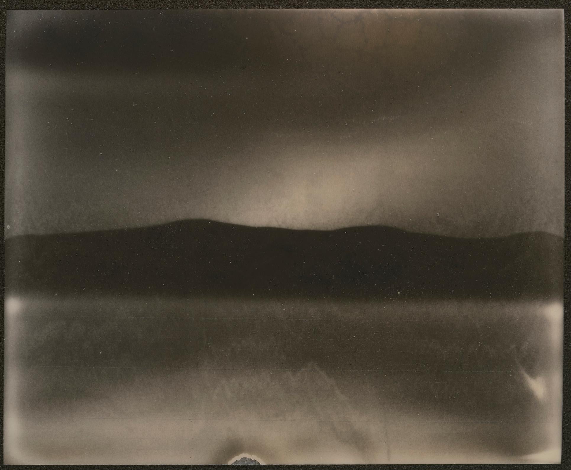Abstract Photograph Stefanie Schneider - Sonata (Deconstructivisme) - Polaroid contemporain, expiré