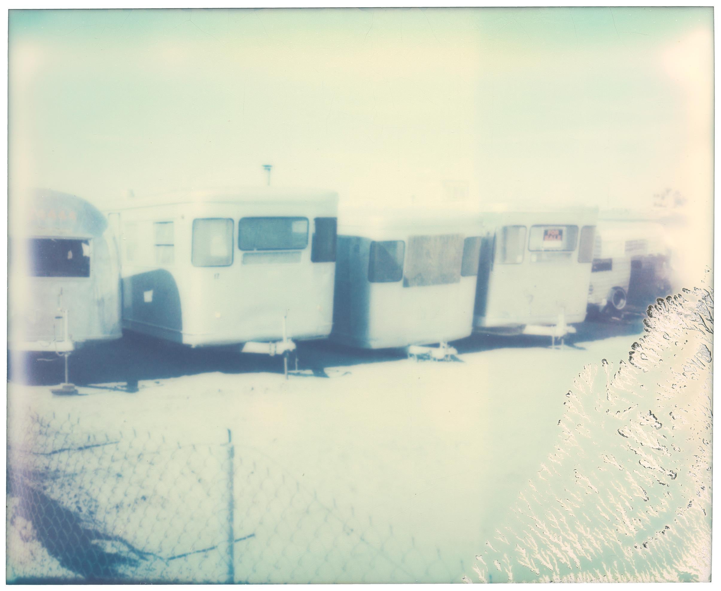 Stefanie Schneider Color Photograph – Spartanische Trailers (amerikanische Depression) – Zeitgenössisch, Polaroid, Landschaft