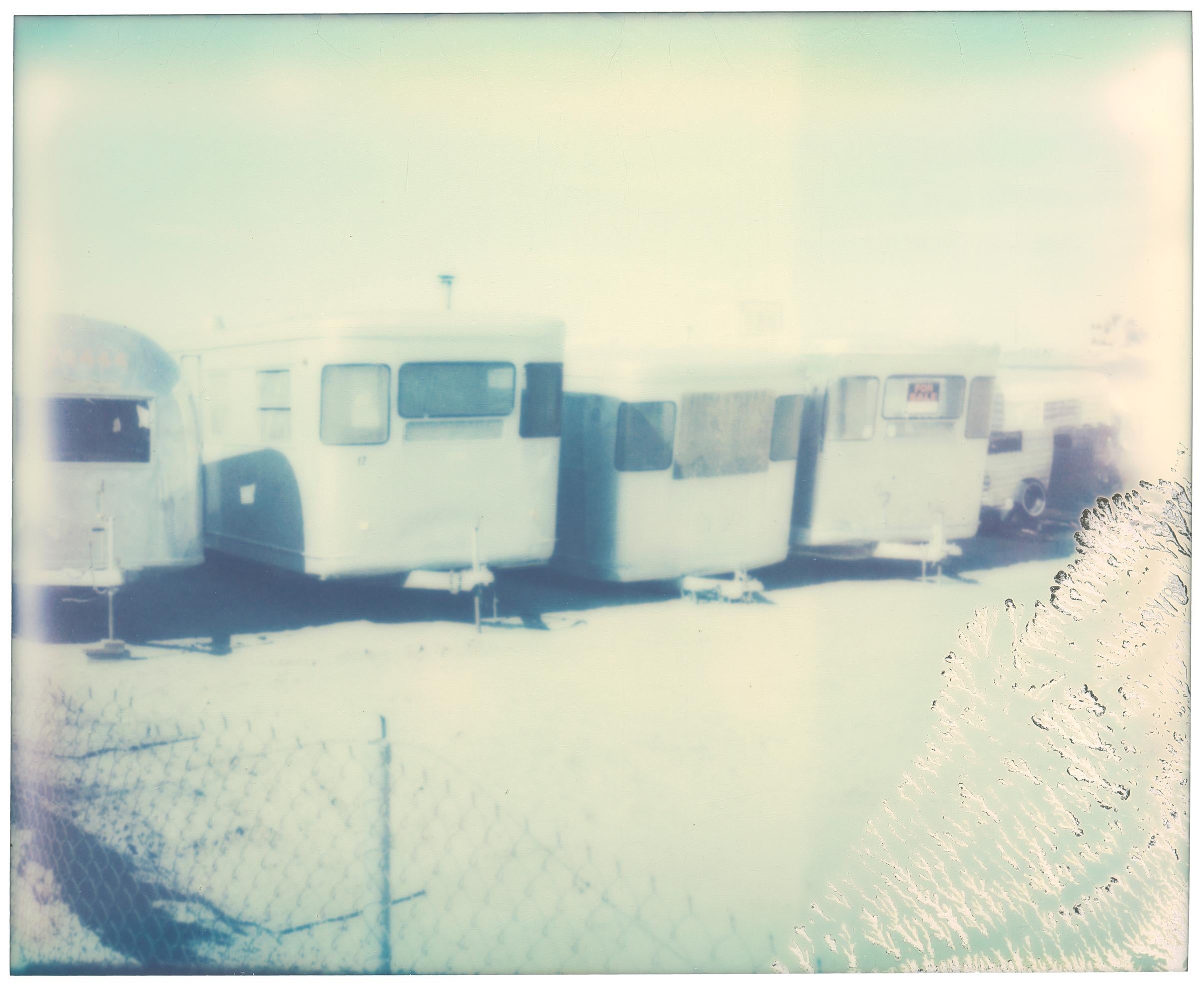 Color Photograph di Stefanie Schneider - Spartan Trailers (American Depression) - Contemporanea, Polaroid, Paesaggio