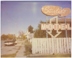 Starlite Motel (Kalifornien Badlands) – Zeitgenössisch, Polaroid, Landschaft
