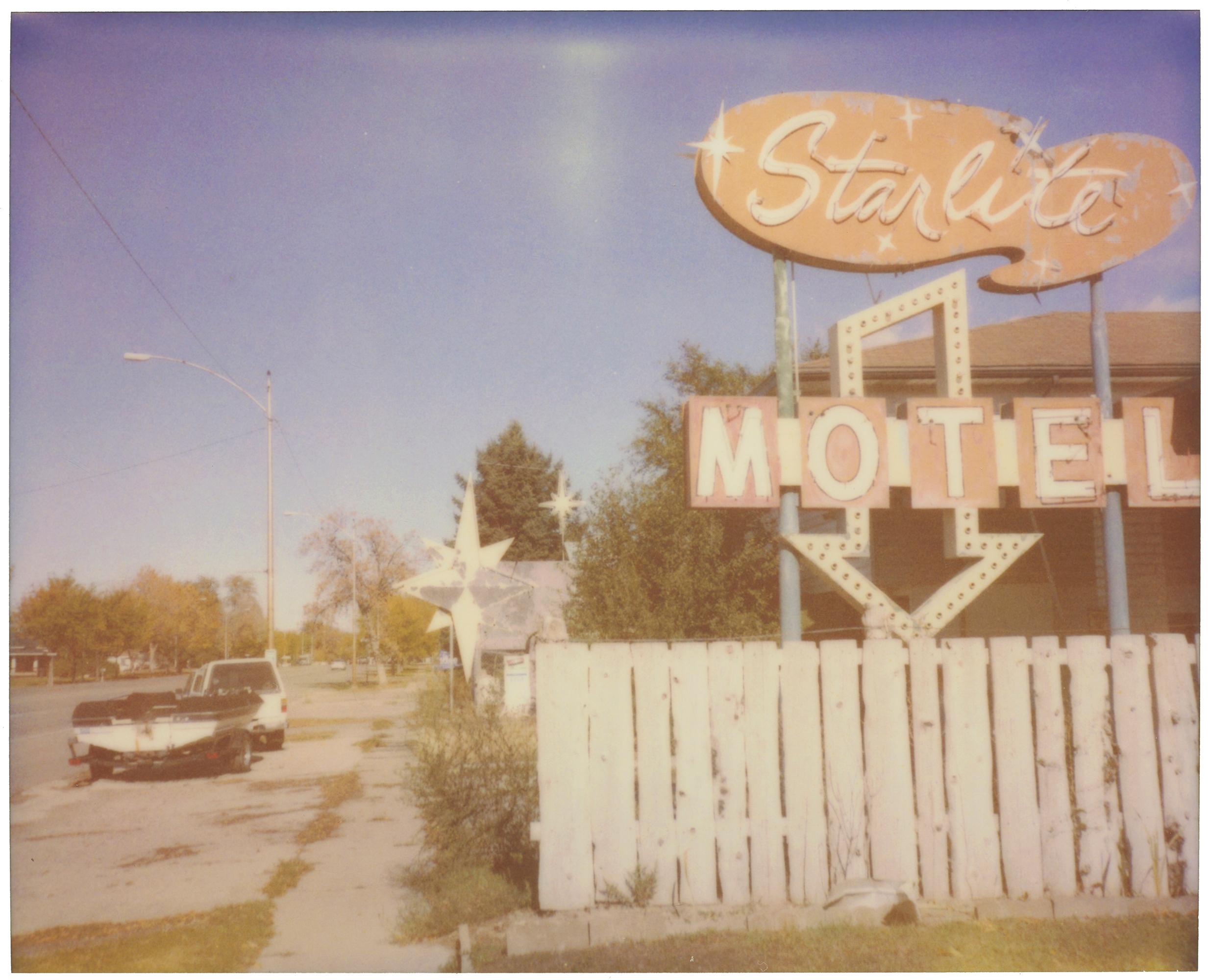 Stefanie Schneider Landscape Photograph – Starlite Motel (California Badlands) - Contemporary, Polaroid, Landschaft
