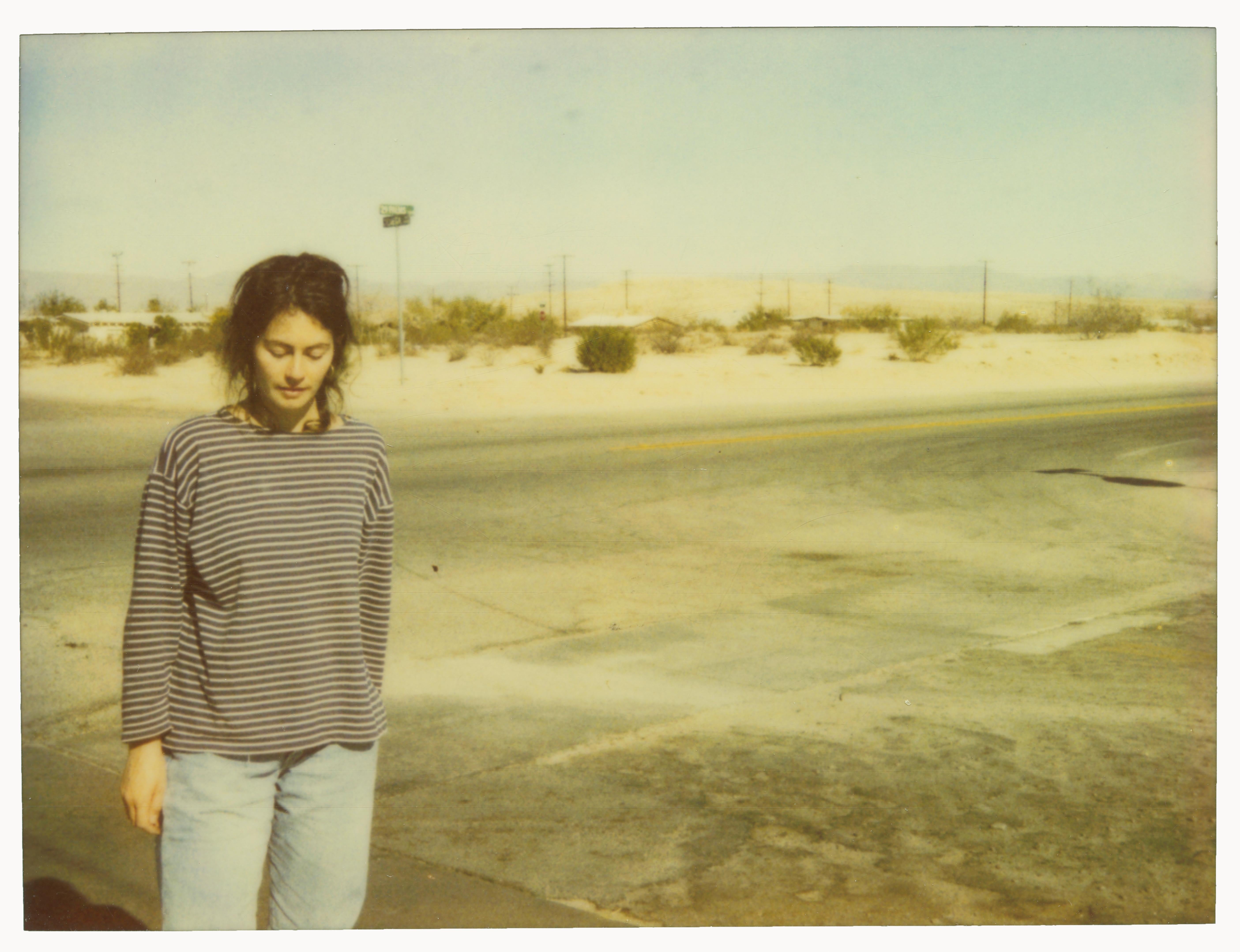 Stefanie Schneider Color Photograph – Stefanie in 29 Palms, Kalifornien (Fresser als das Paradies)