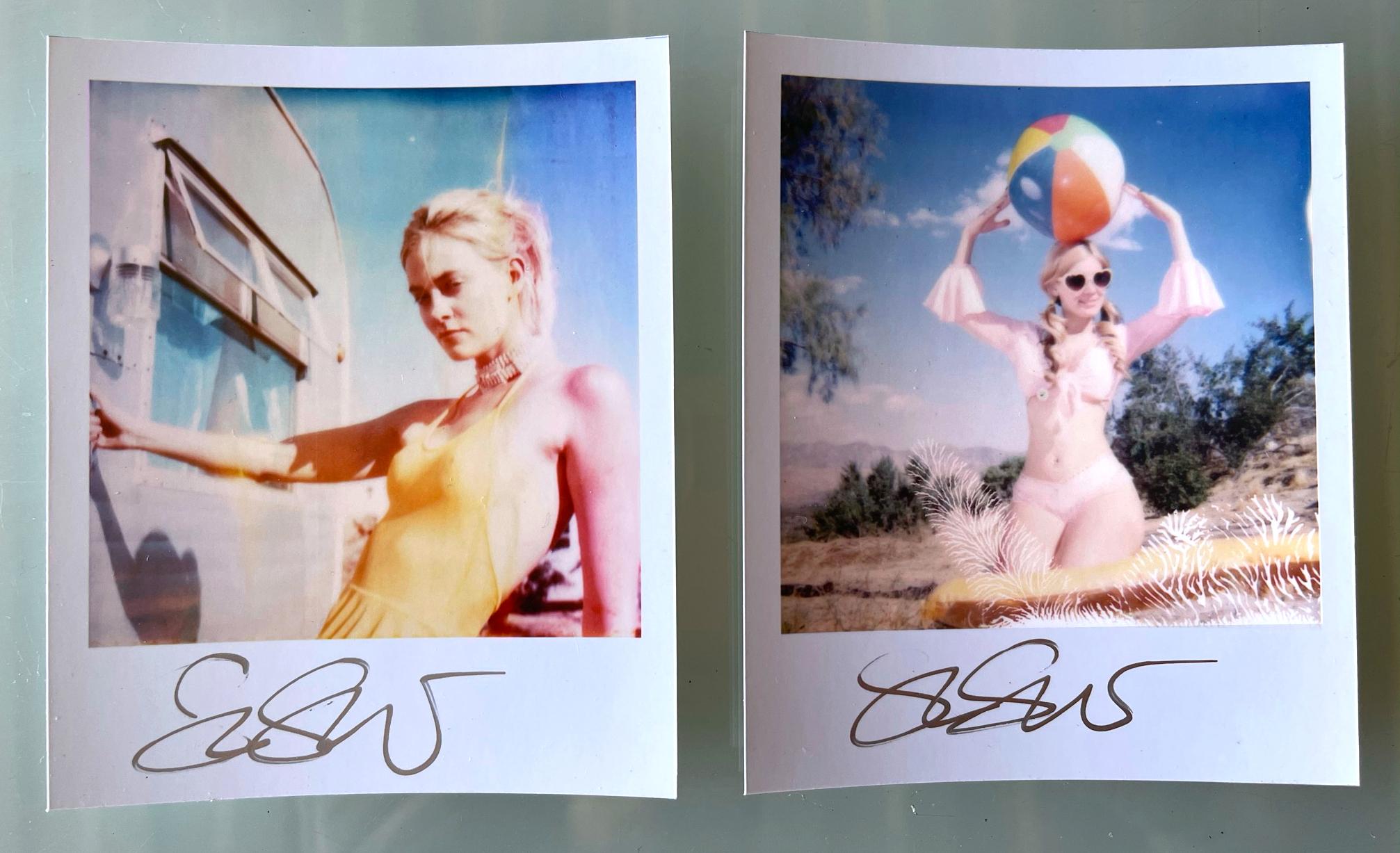 Stefanie Schneiders Mini
Caitlin alias Jane Bond & Miss Moneypenny mit Strandball (Heavenly Falls) - 2005

vorne signiert, nicht montiert. 
Digitale Farbfotografien auf der Grundlage eines Polaroids. 

Offene Editionen in Polaroidgröße