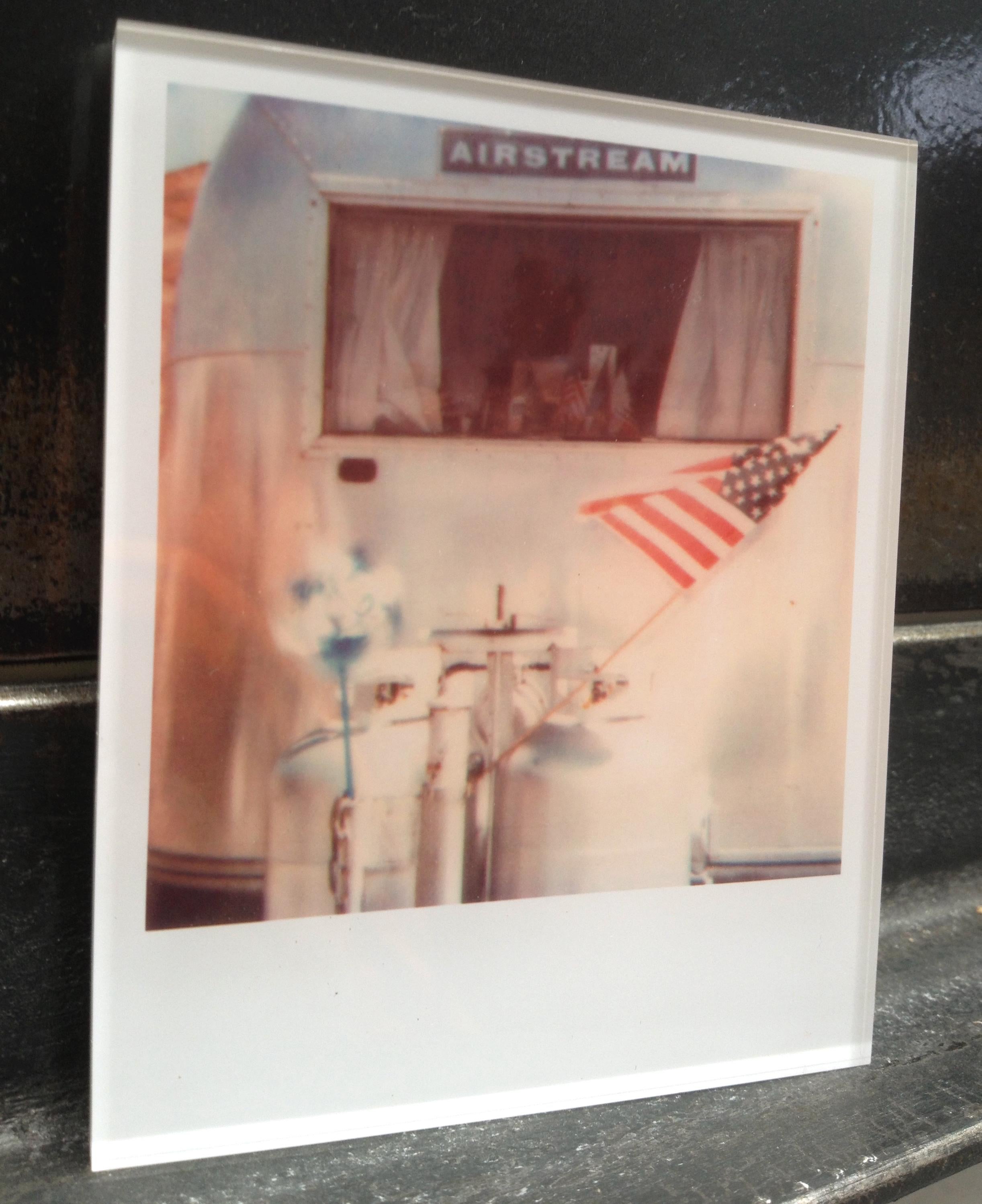 Stefanie Schneider Minis - Airstream (29 Palms, CA) - signiert auf der Rückseite, montiert im Angebot 2