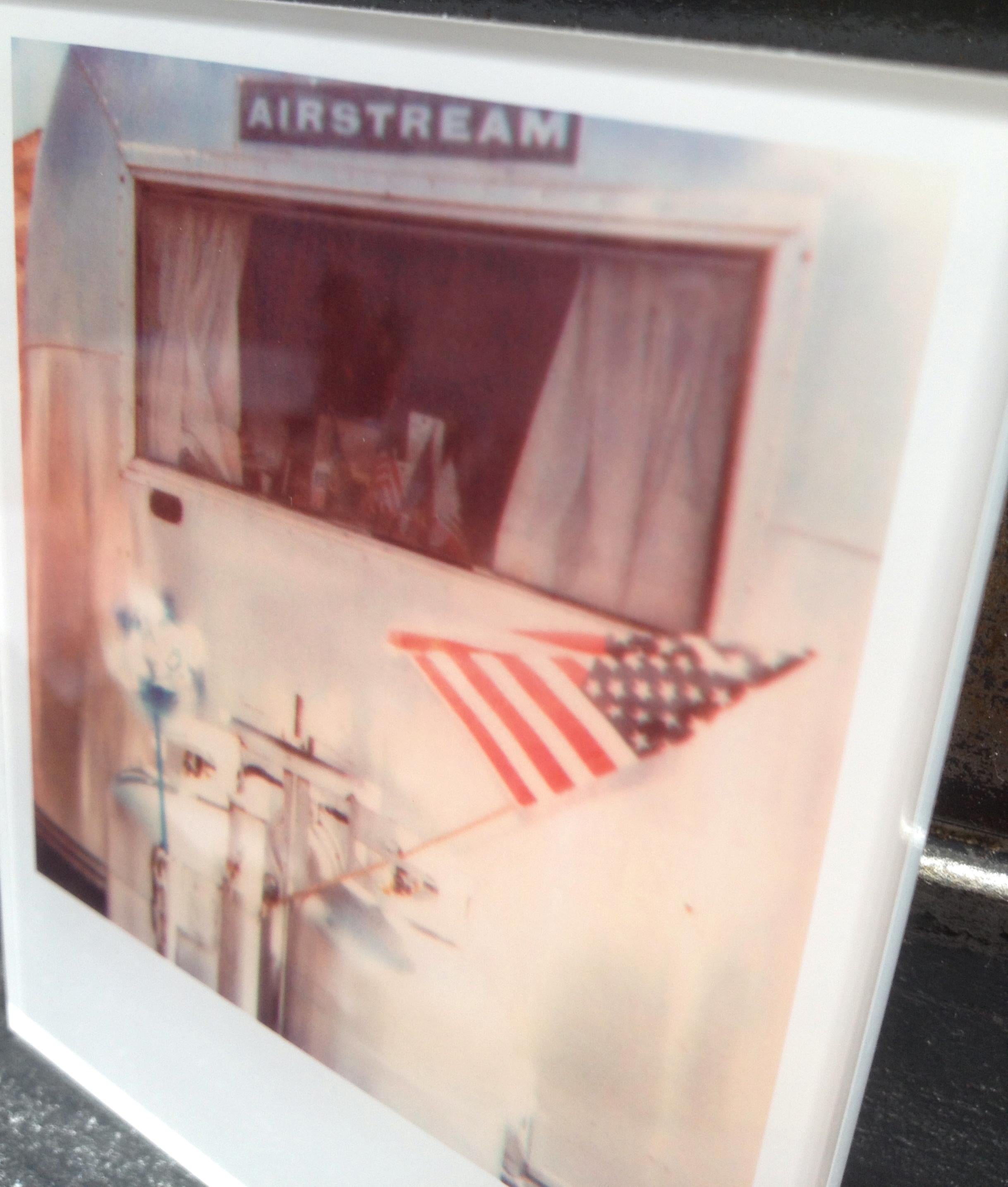 Stefanie Schneider Minis - Airstream (29 Palms, CA) - signiert auf der Rückseite, montiert im Angebot 4