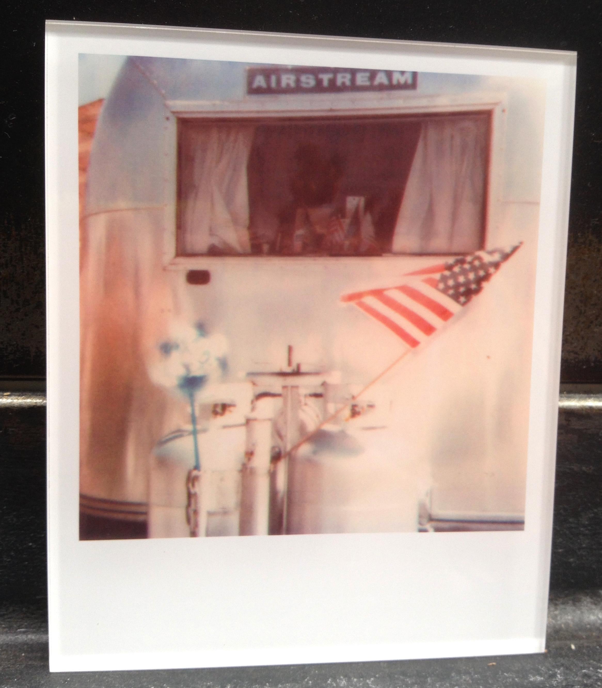 Stefanie Schneider Minis - Airstream (29 Palms, CA) - signiert auf der Rückseite, montiert im Angebot 5