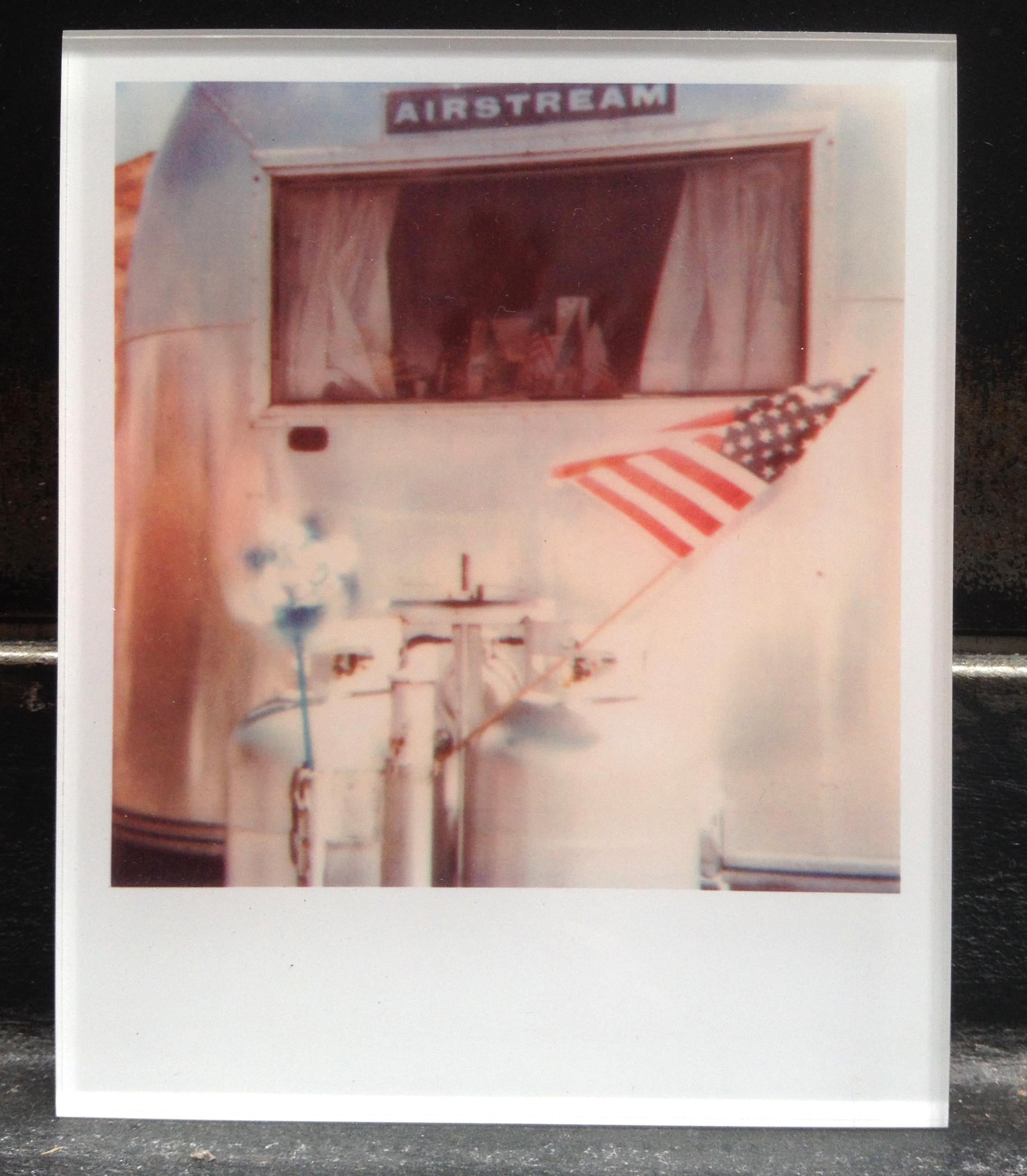 Die Minis von Stefanie Schneider
Airstream" (29 Palms, CA) - 1999

verso signiert und Signaturmarke
Digitale Lambda-Farbfotografien auf der Grundlage eines Polaroids

Offene Editionen in Polaroidgröße 1999-2013
10,7 x 8,8cm (Bild