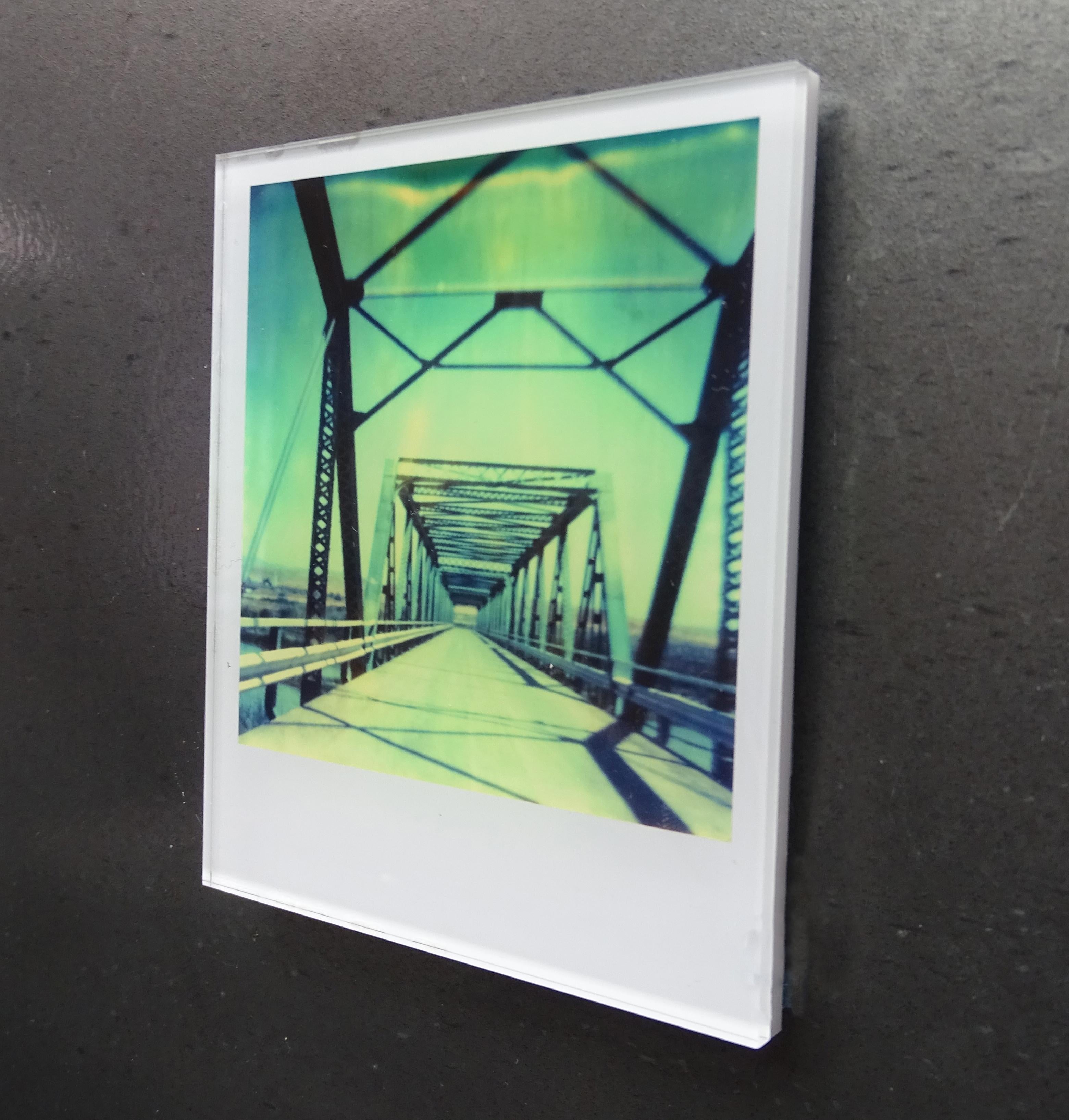 Stefanie Schneider Minis - Blue Bridge - basée sur un Polaroid, monté  en vente 2