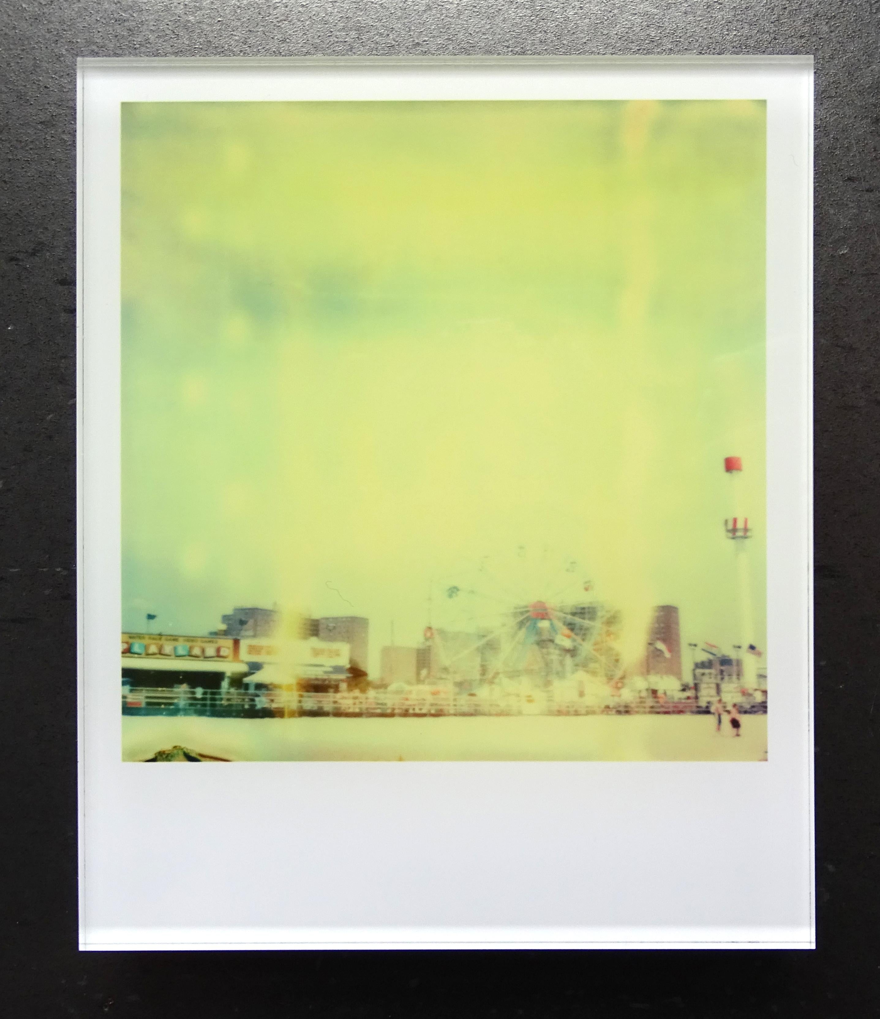 Die Minis von Stefanie Schneider
Coney Island (Aufenthalt), 2006

Verso signiert und Signaturmarke.
Digitale Lambda-Farbfotografien auf der Grundlage eines Polaroids.
Eingeklemmt zwischen Plexiglas (Dicke 0,7 cm)

aus dem Film 'Stay' von Marc