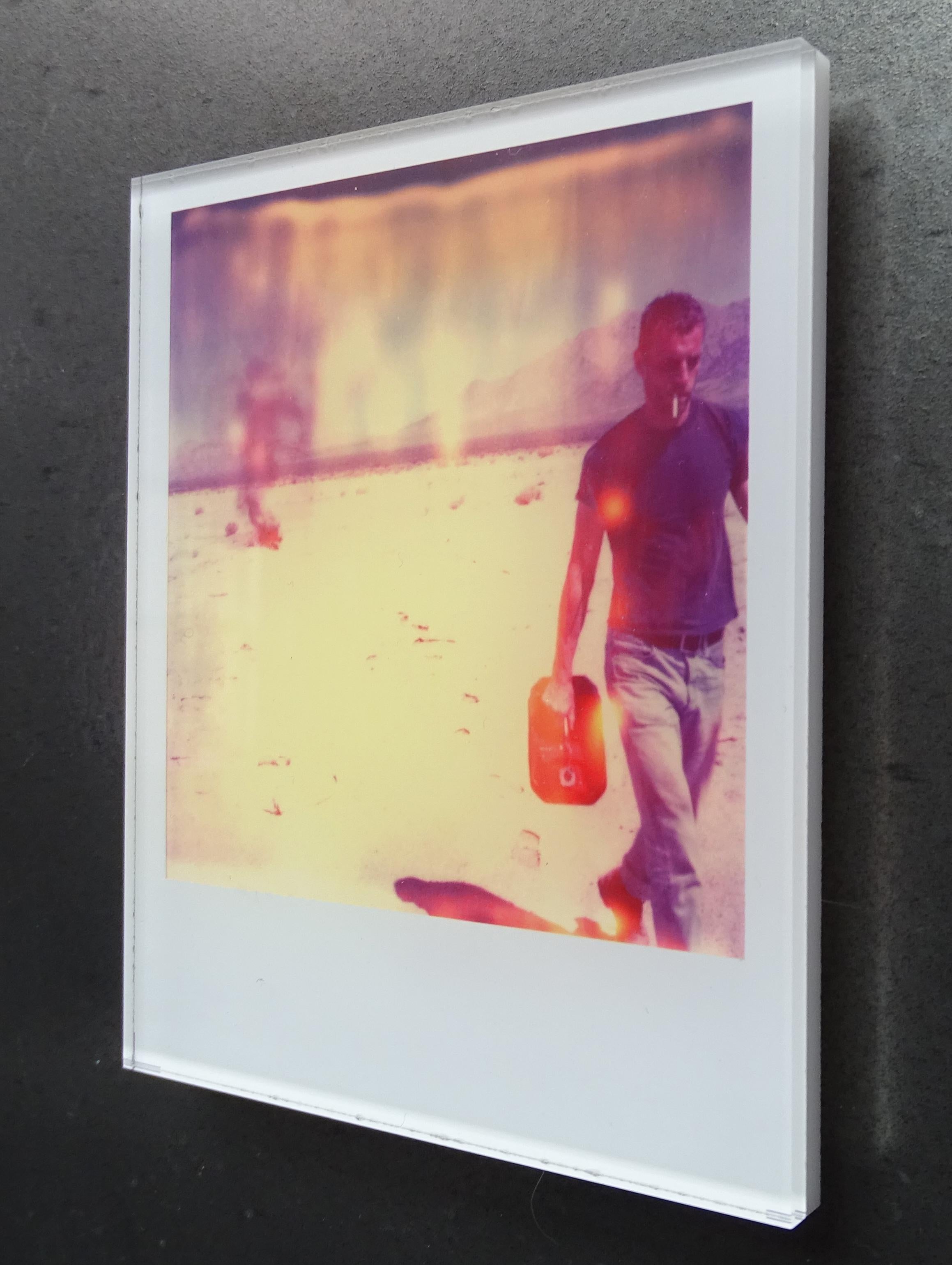 Stefanie Schneider Minis – GASOLINE III – auf einem Polaroid basiert im Angebot 1