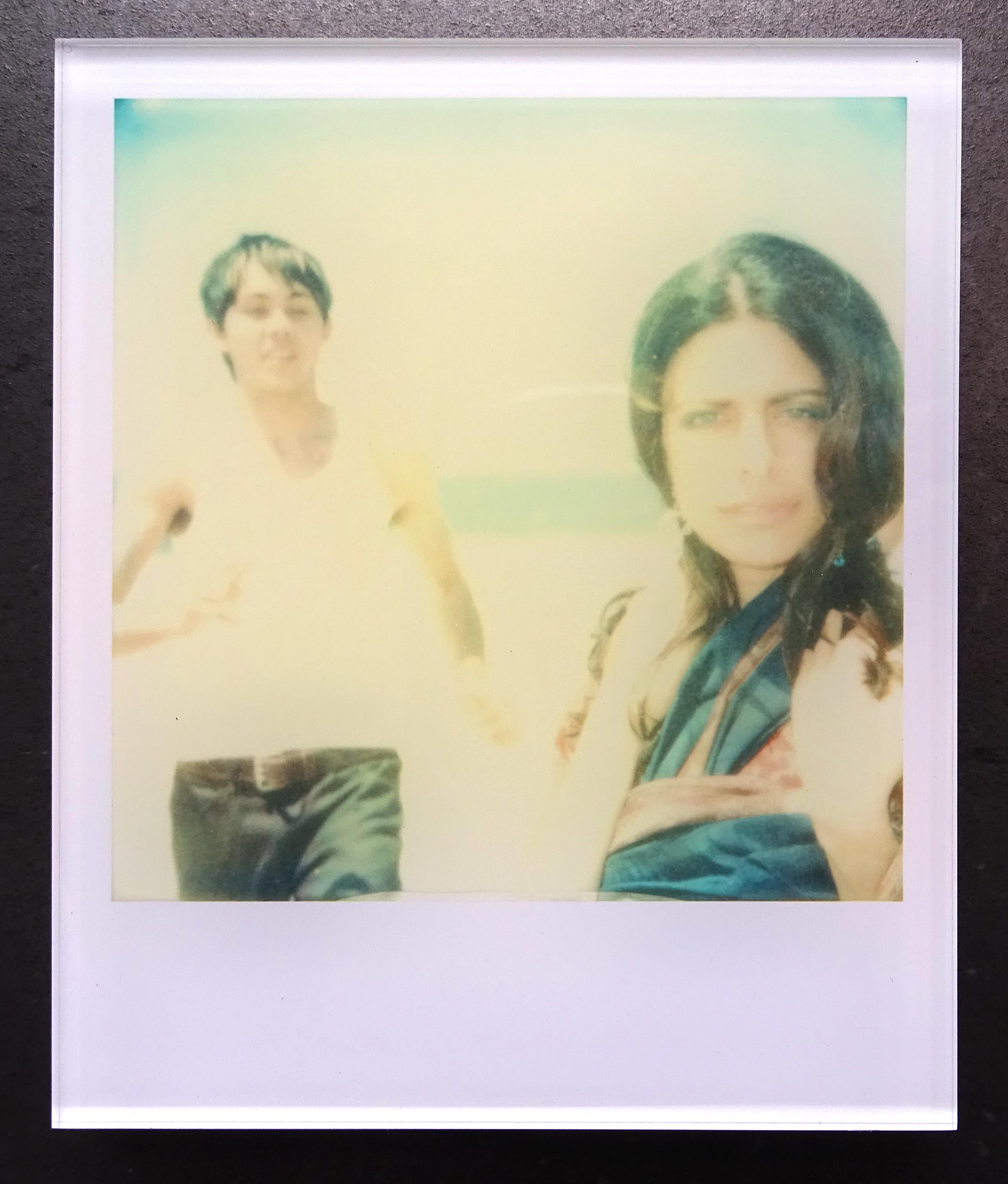 Die Minis von Stefanie Schneider
jules und Jim" (Reneé's Dream - 29 Palms, CA), 2007
verso signiert und Signaturmarke
Digitale Lambda-Farbfotografien auf der Grundlage eines Polaroids

Offene Editionen in Polaroidgröße 1999-2013
10.7 x 8,8cm (Bild