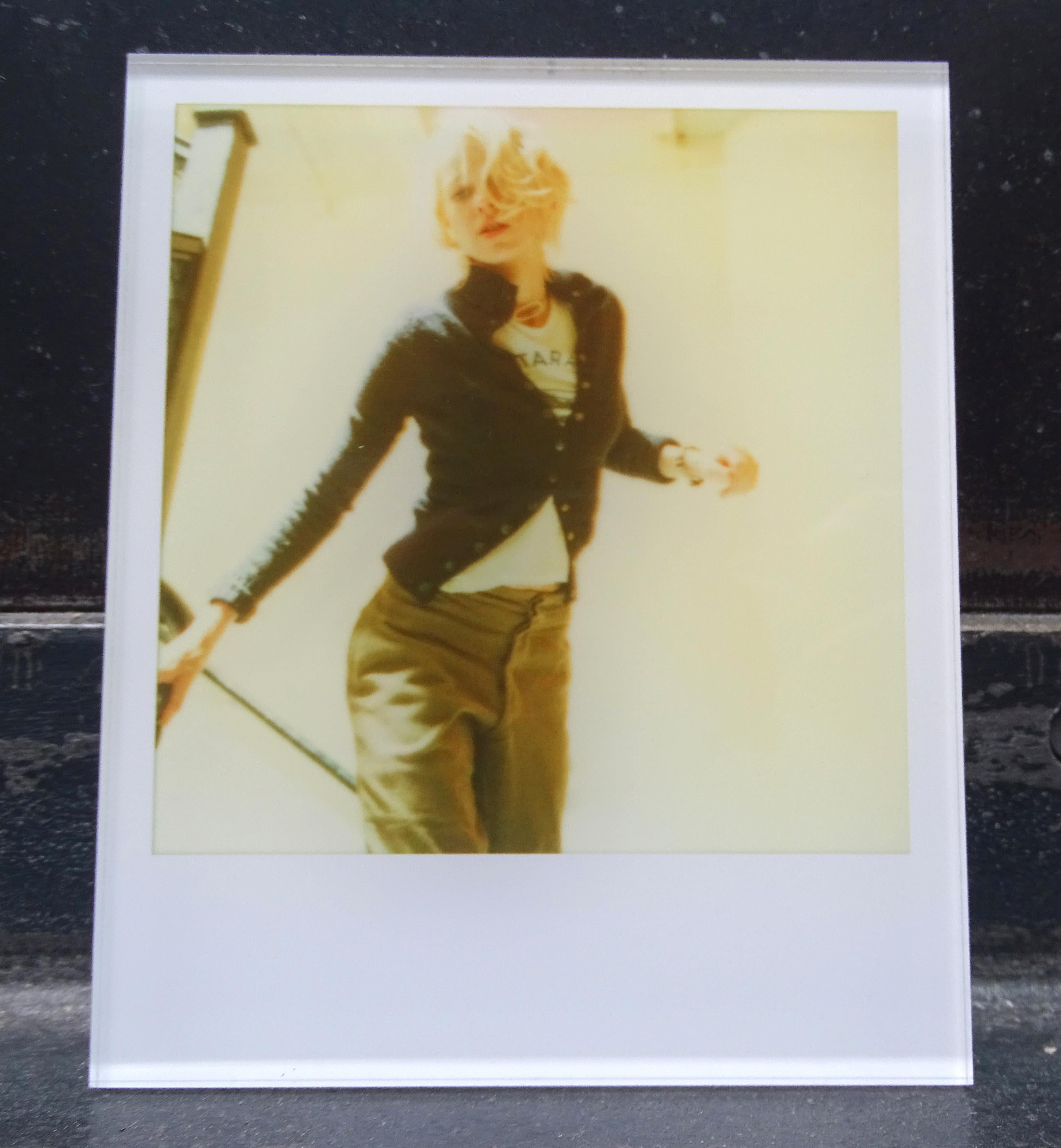 Die Minis von Stefanie Schneider
Lila rennt die Treppe hinunter (Stay) - mit Naomi Watts, 2006
verso signiert und Signaturmarke
Digitale Lambda-Farbfotografien auf Basis der Polaroid

aus dem Film 'Stay' von Marc Forster, mit Ewan McGregor und Naomi